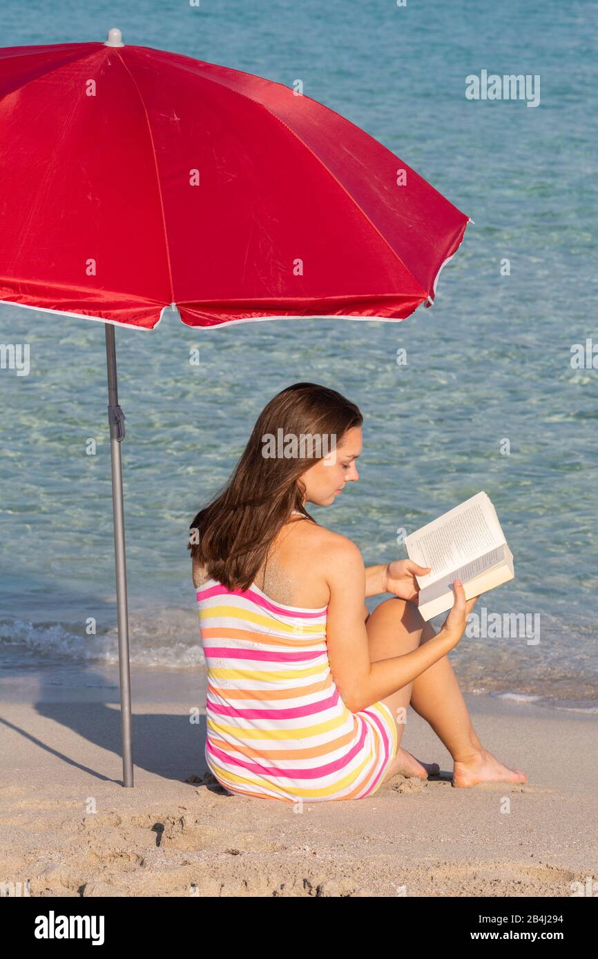 lettura, adolescenti, ombrellone, spiaggia, seduta Foto Stock