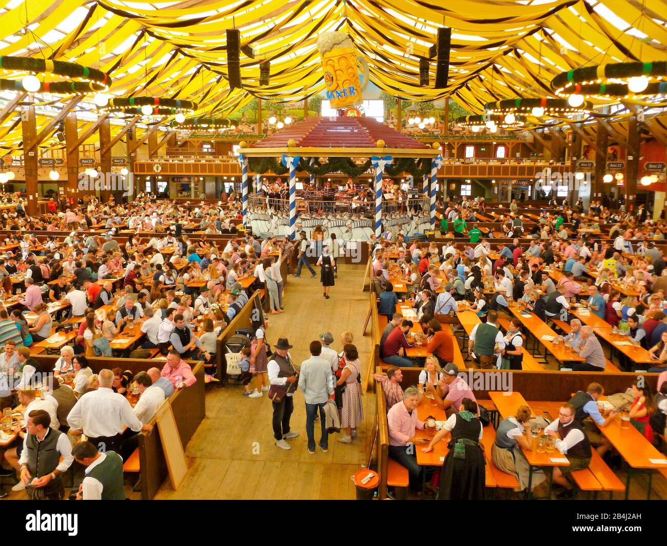 Germania, Baviera, Monaco, Oktoberfest, Paulaner Marquee, vista interna, ospiti Foto Stock