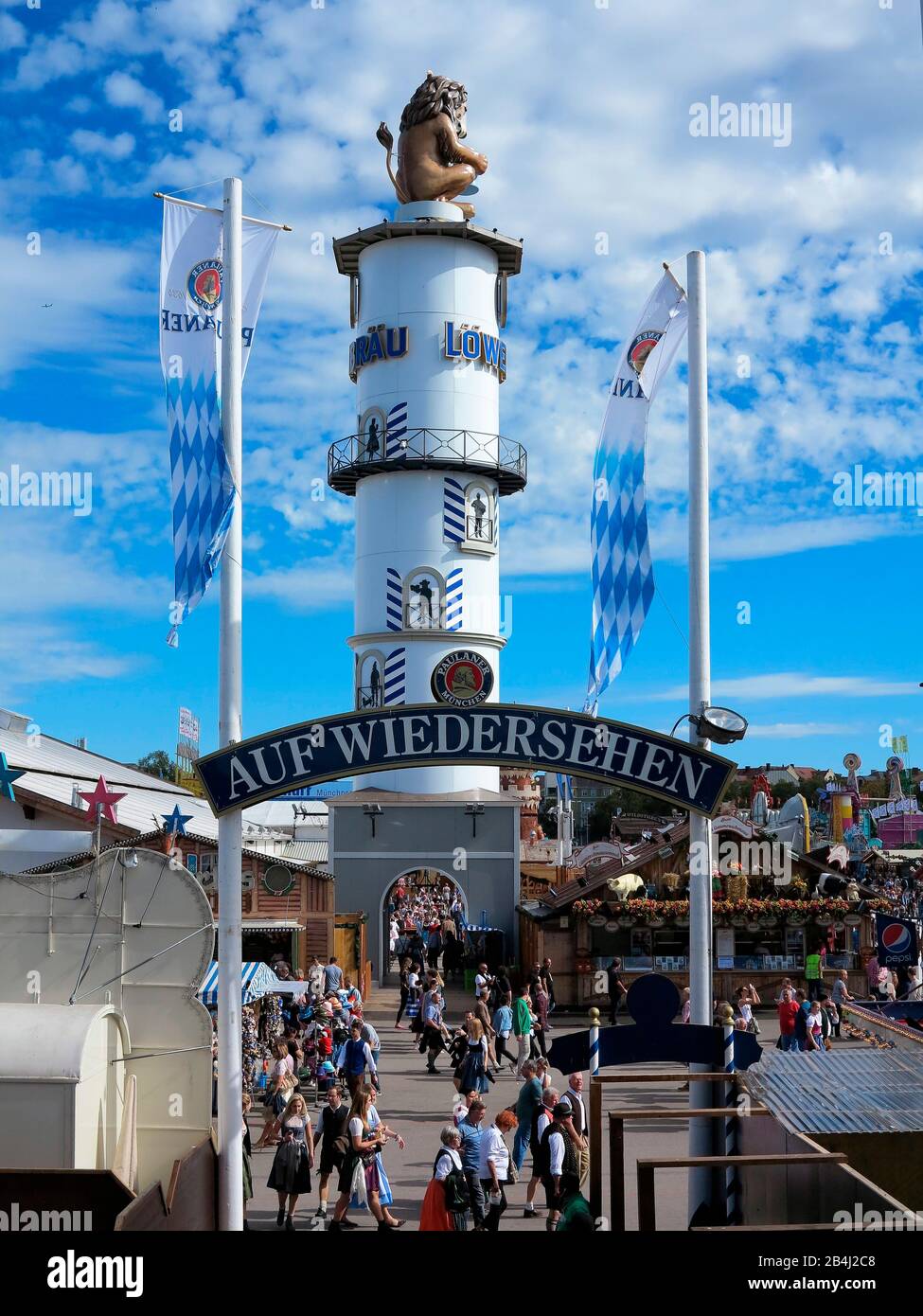 Germania, Baviera, Monaco, Oktoberfest, Löwenbräu, torre della birra con leone, birreria all'aperto, segno 'arrivederci' Foto Stock