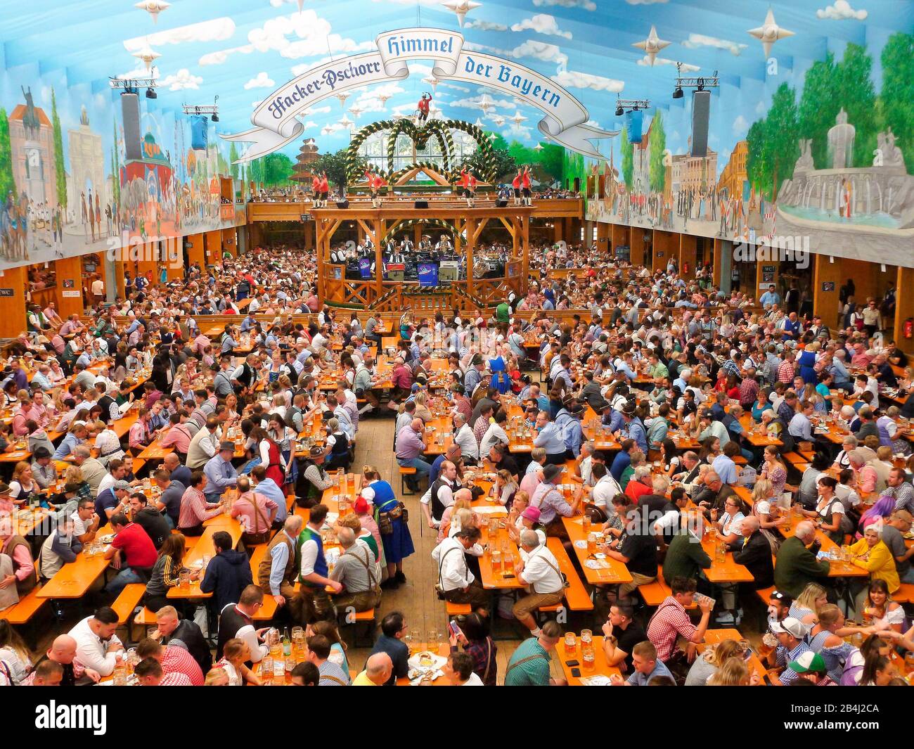 Germania, Baviera, Monaco, Oktoberfest, Hacker Pschorr Marquee, vista interna, ospiti Foto Stock