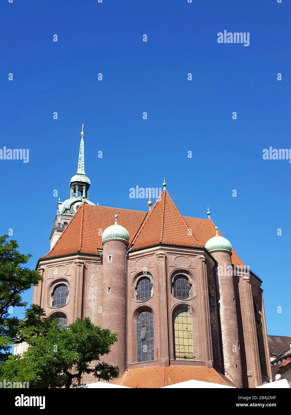 La chiesa dello Spirito Santo, chiesa parrocchiale cattolica, è uno dei più antichi edifici della chiesa superstite di Monaco. Costruito nel 14th secolo Foto Stock