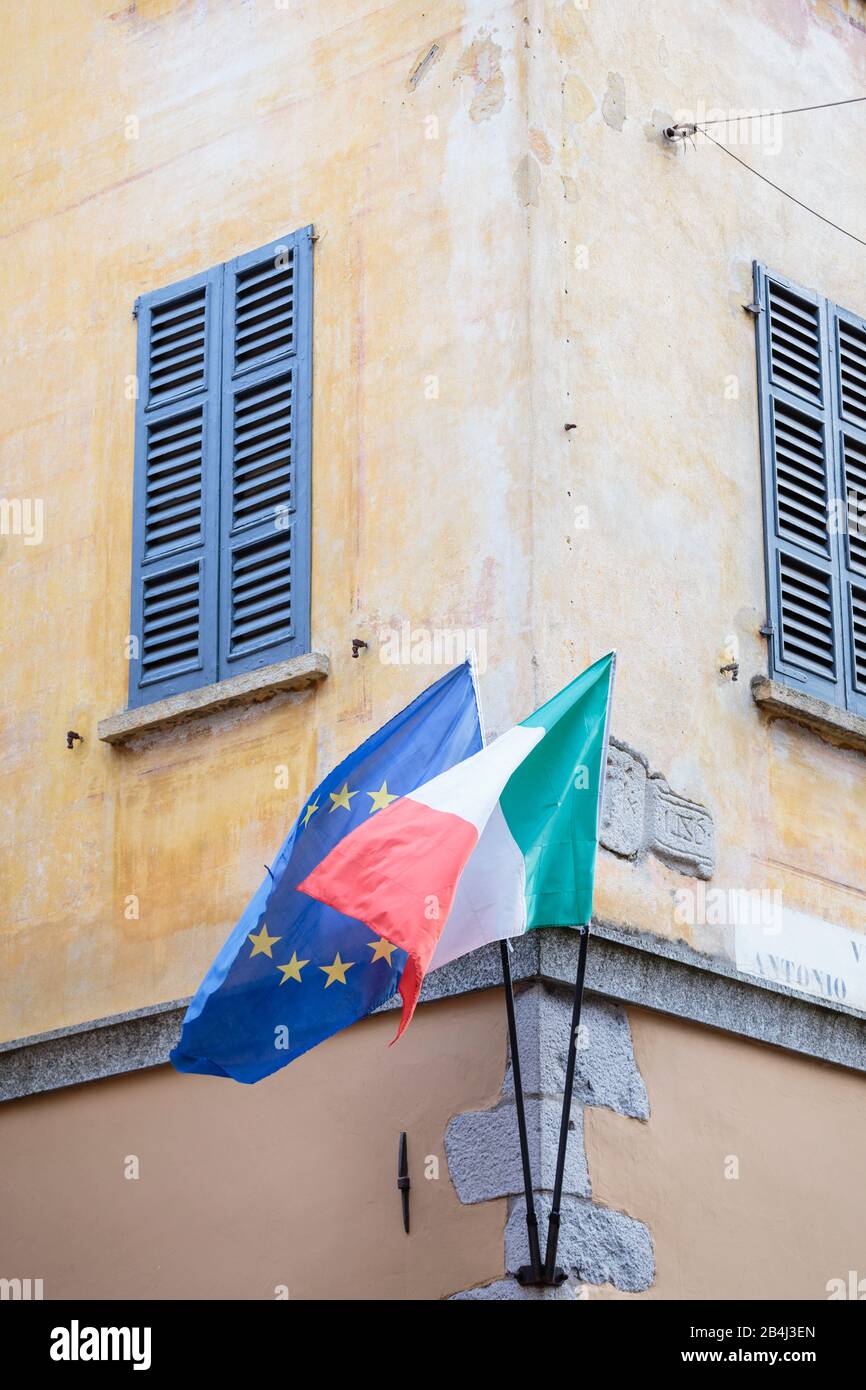 Europa, Italien, Piemont, Cannobio. Un einer Hausecke hängen die italienische und die europäische Flagge. Foto Stock