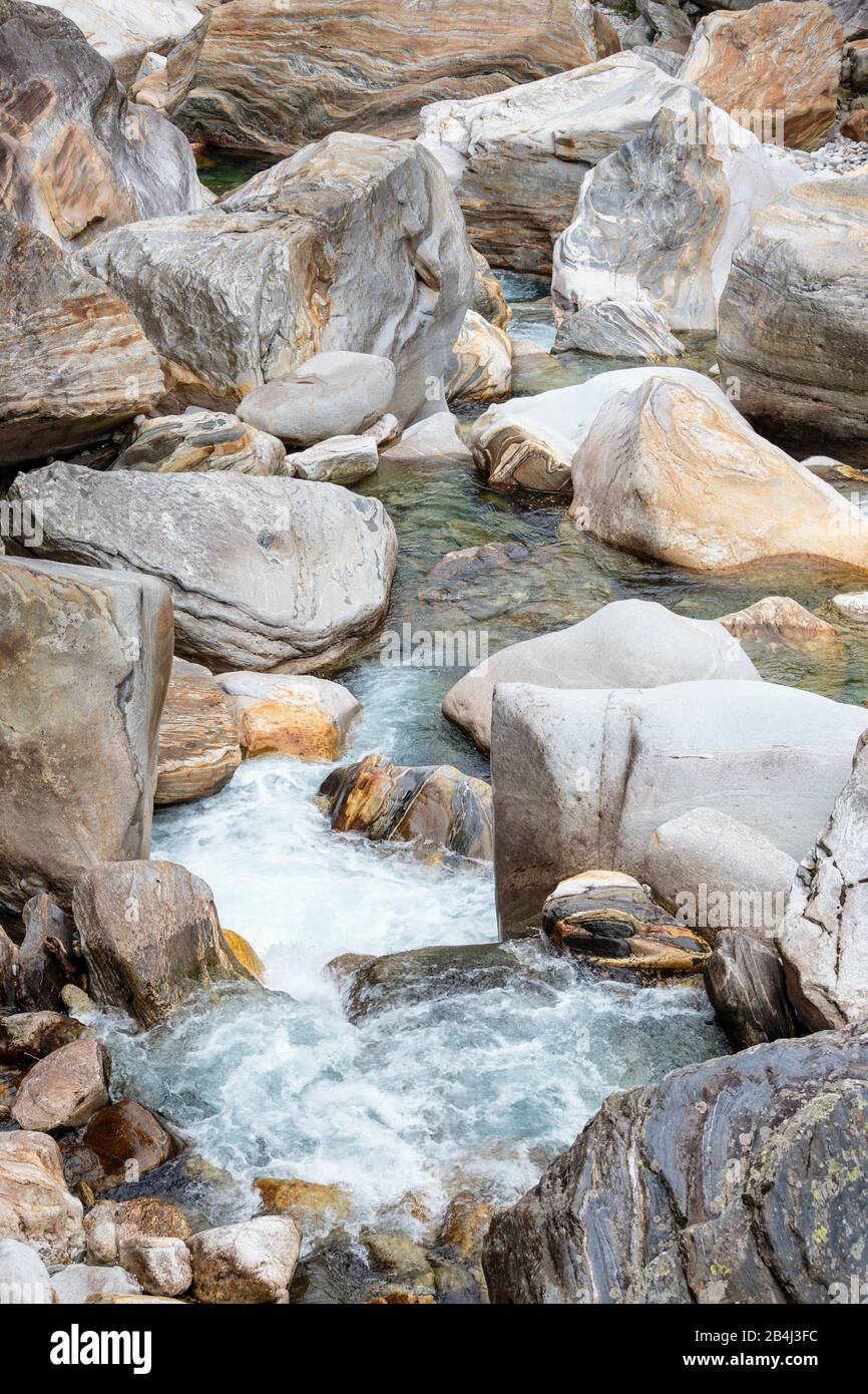 Europa, Schweiz, Tessin, Brione. Die Verzasca fließt a kleinen Kaskaden durch felsige Ebene bei Brione (Valle Verzasca). Foto Stock