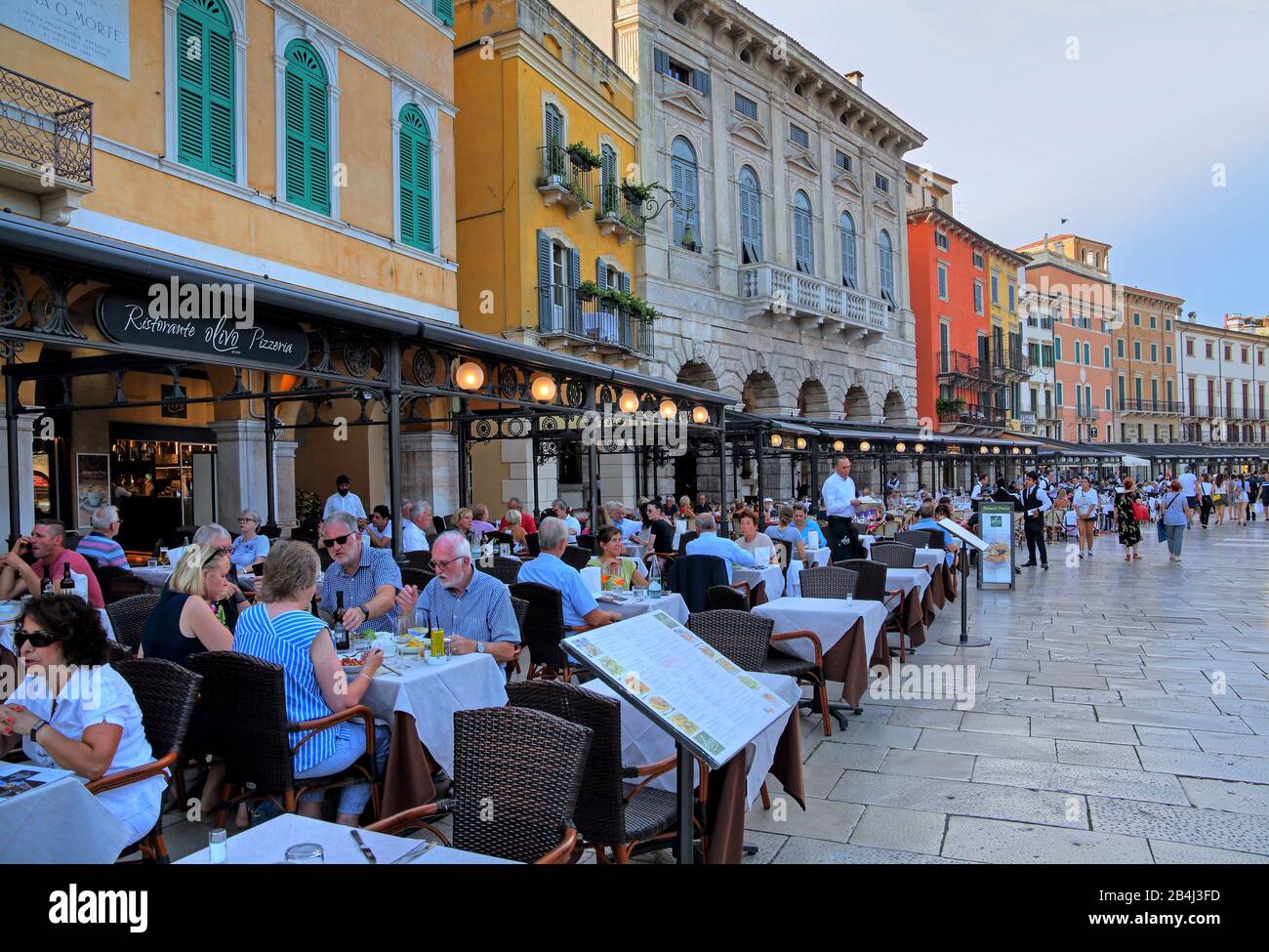 Palazzi in Piazza Bra con terrazze al tramonto, centro storico, Verona,  Veneto, Italia Foto stock - Alamy