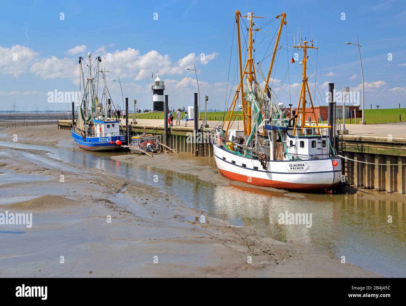 Sielhafen con tagliabaschi per gamberi a bassa marea e faro Kleiner Preusse, Nordseebad Wremen, Land Wursten, Mare del Nord, Costa del Mare del Nord, Bassa Sassonia, Germania Foto Stock