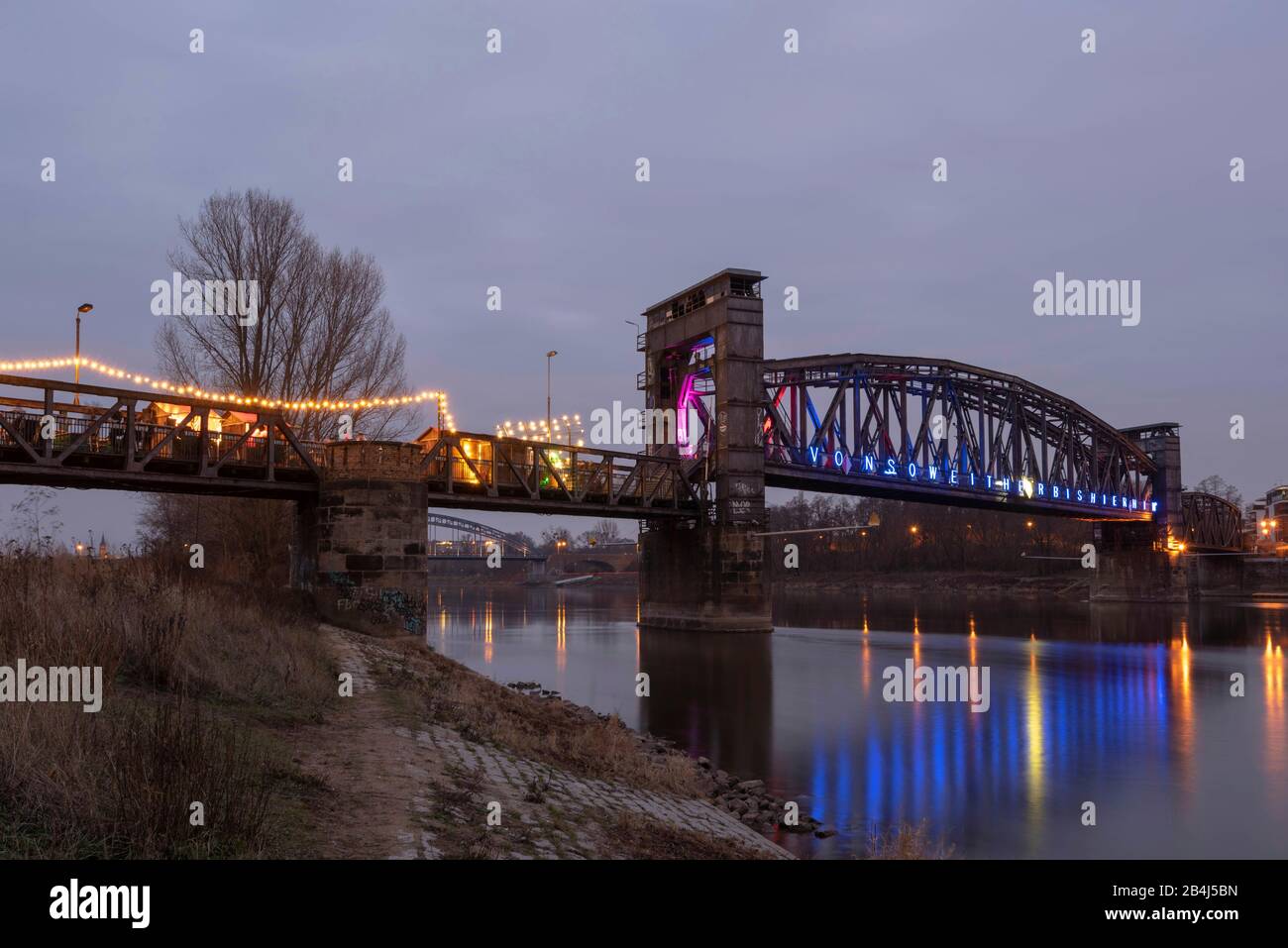Germania, Sassonia-Anhalt, ponte di sollevamento Magdeburg, illuminato. Foto Stock