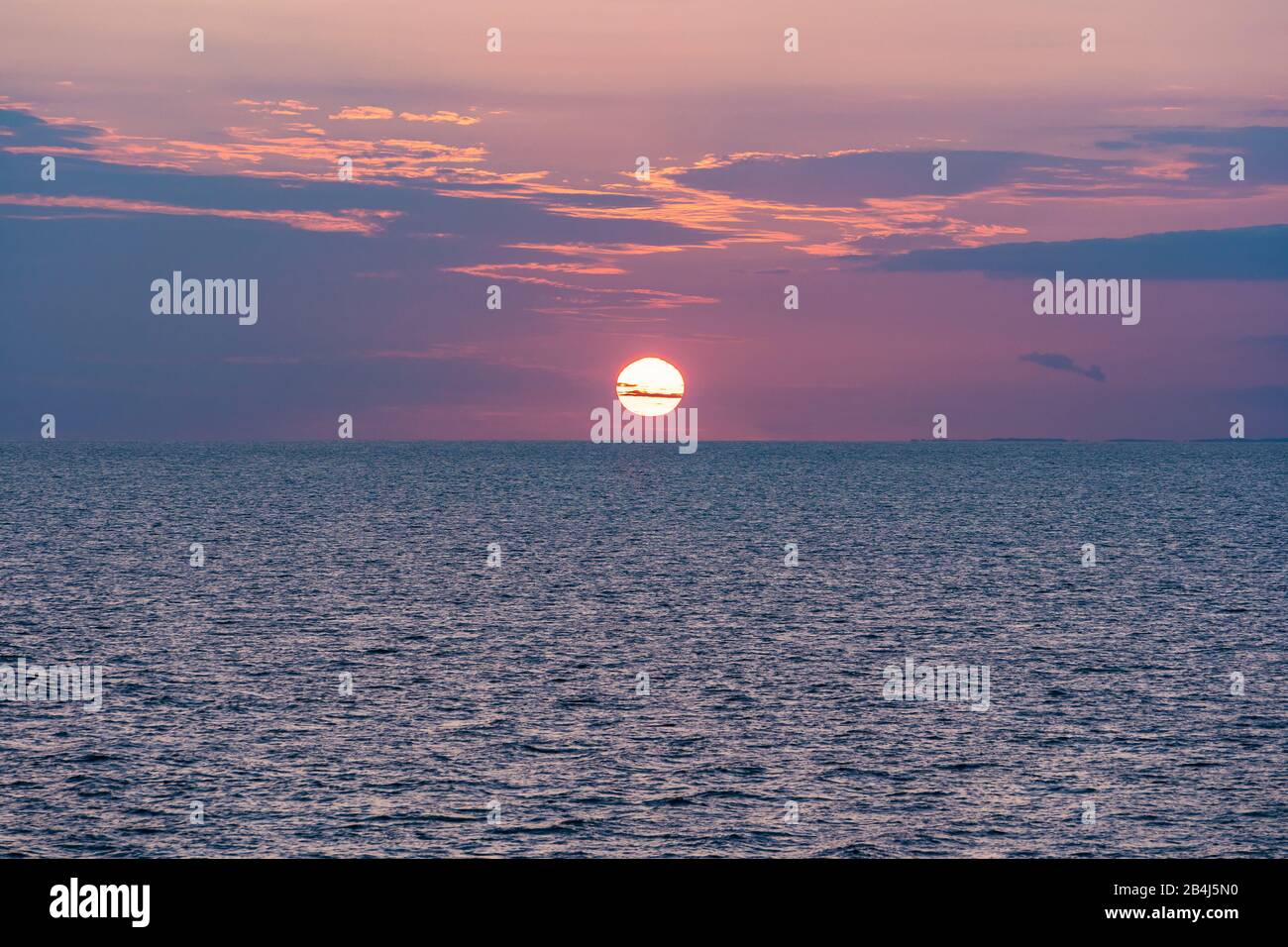 Tramonto, mare, cielo colorato, mare calmo Foto Stock