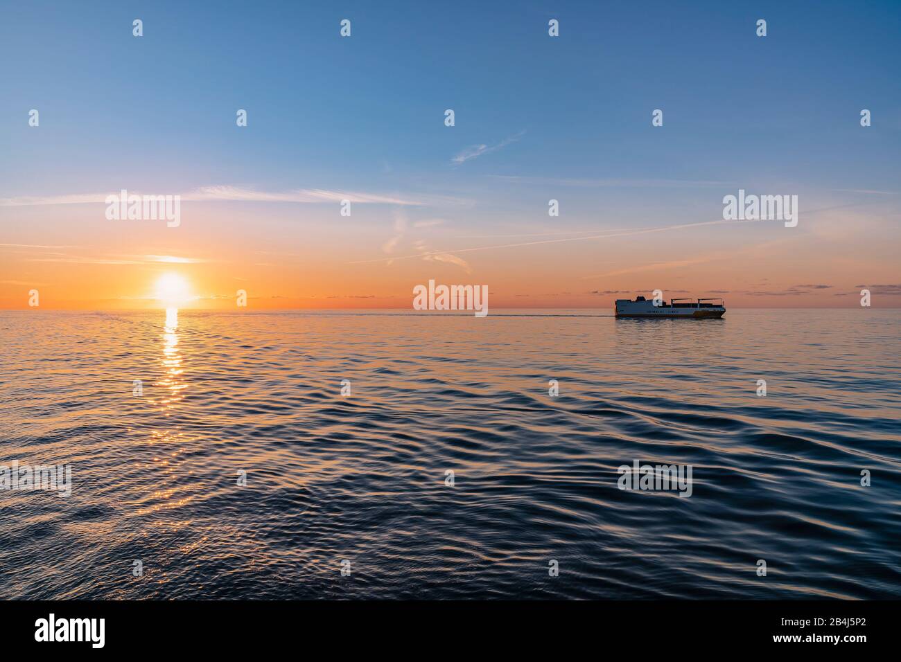 Tramonto, mare, nave, cielo blu, mare calmo Foto Stock