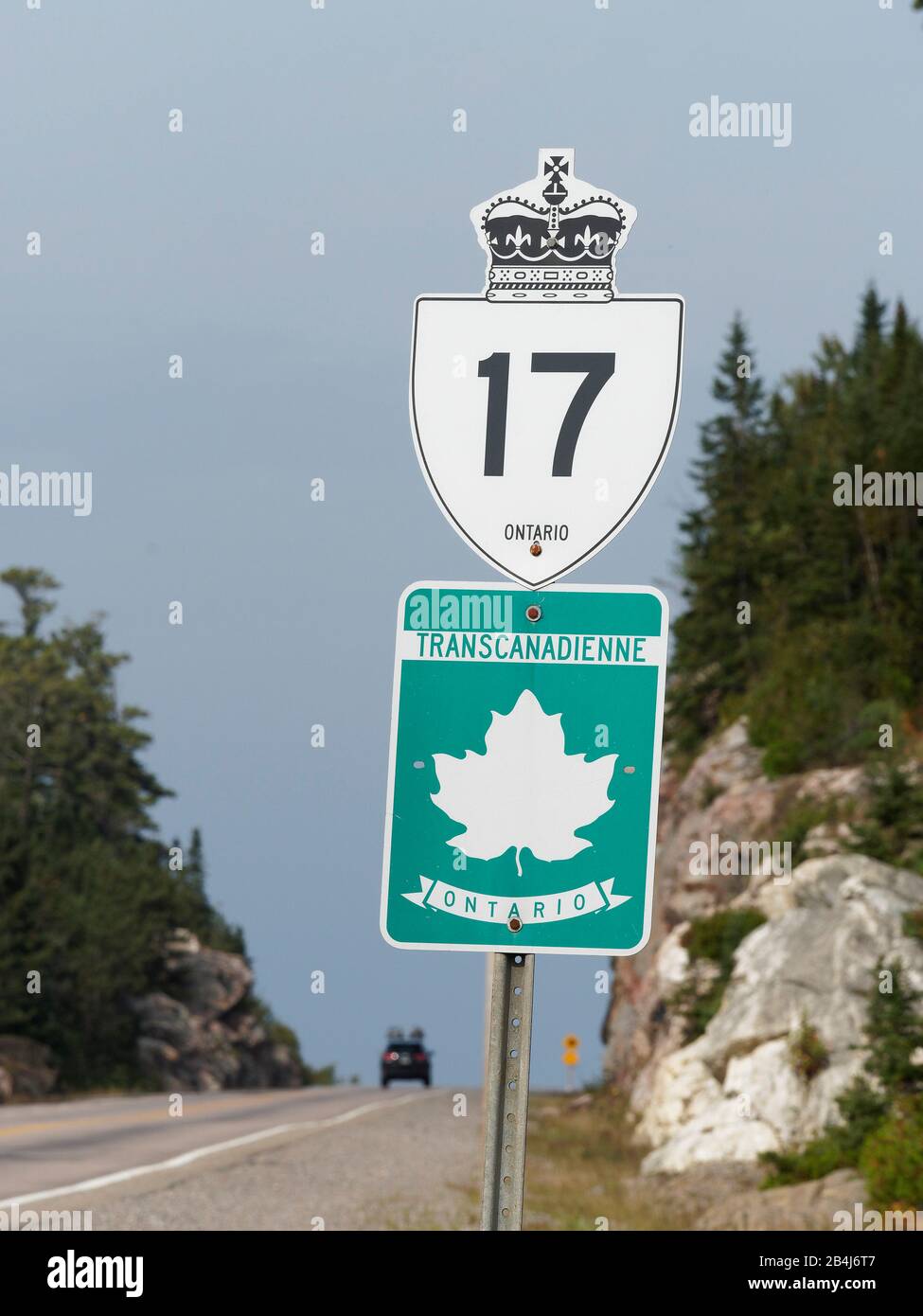 Regione di Algoma, automobili, autunno, Kanada, direzioni, scoperta, esplorazione, Gruppo dei sette, provincia di Ontario, ricreazione, cartello stradale, viaggio su strada, Trans-Kanada Highway a nord di Sault Ste Marie, trasporto, viaggio Foto Stock