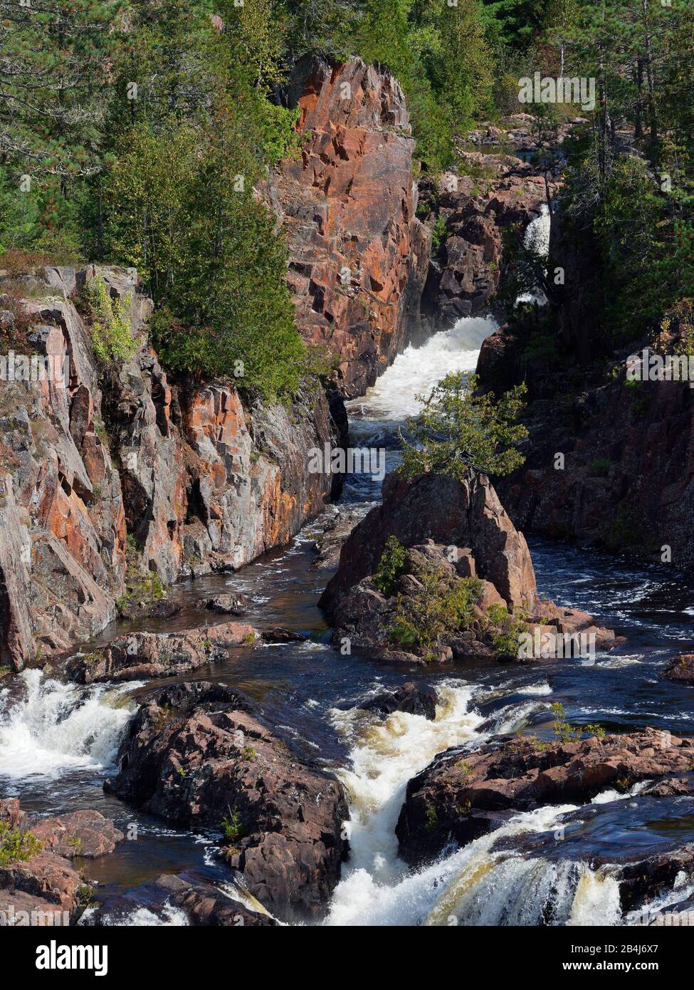 Regione di Algoma, Aubrey Falls, autunno, Kanada, alberi di conifere, fresco, Gruppo di sette siti, naturale, natura, Ontario, potere, puro, gola del fiume, rocce, Wild Atlantic Way, deserto Foto Stock