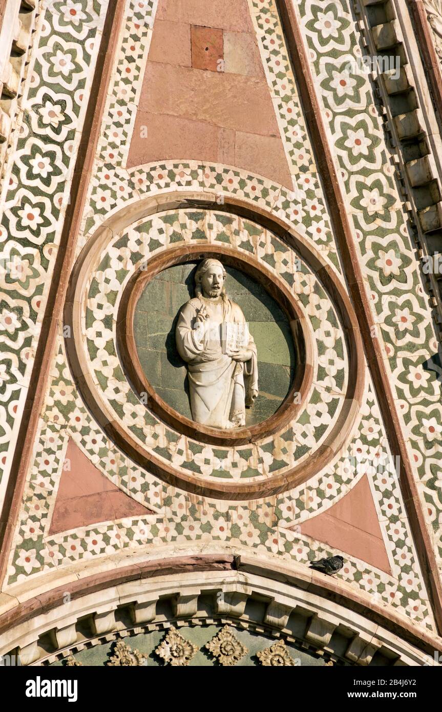 Italia, Firenze, Cattedrale 'Santa Maria del Fiore', particolare, sulla facciata sud, sopra il portale sud Foto Stock