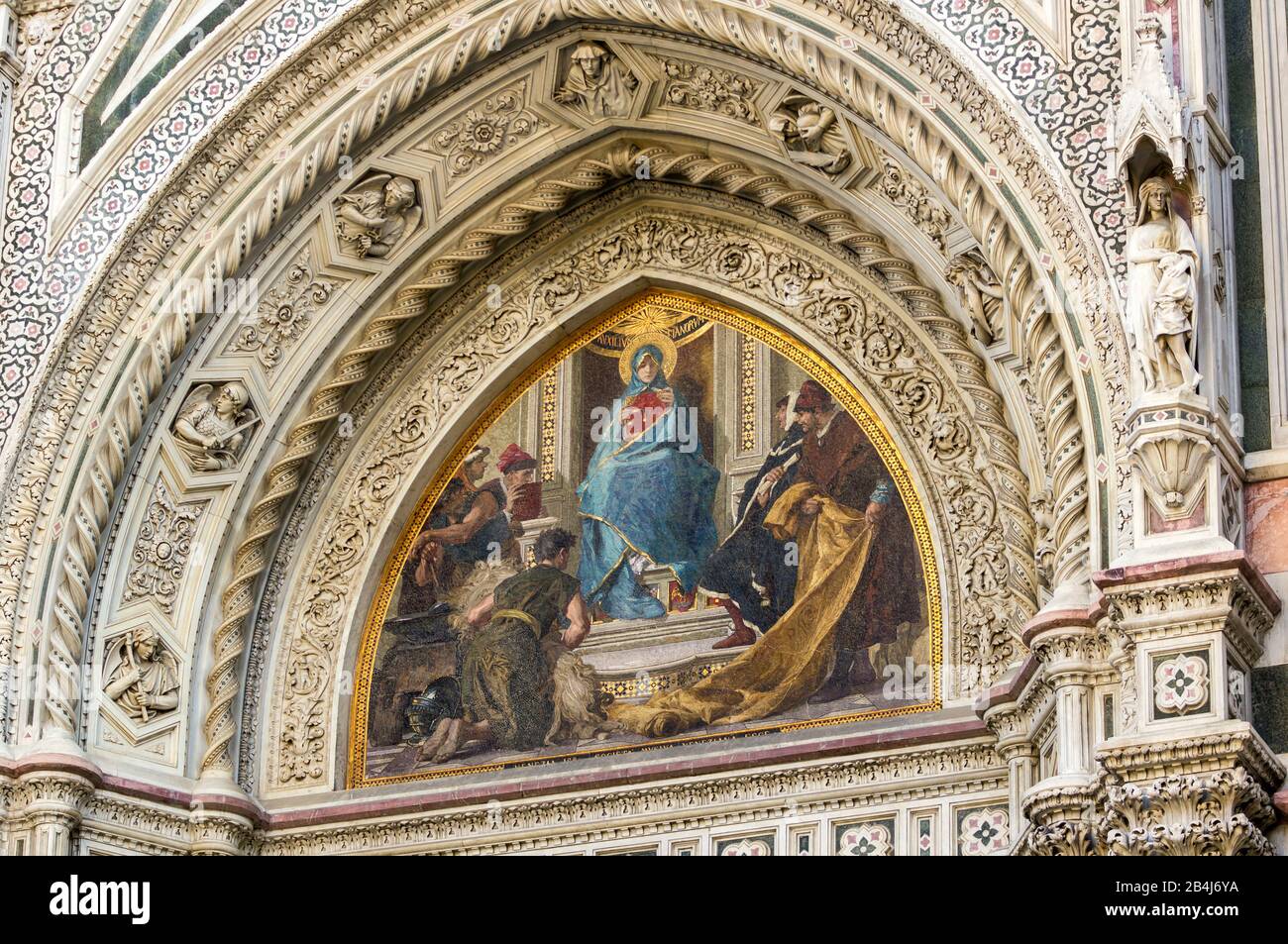 Italia, Firenze, Cattedrale di Santa Maria del Fiore, particolare, facciata ovest, timpano sul portale sud-ovest, mosaico, Vergine Maria Foto Stock