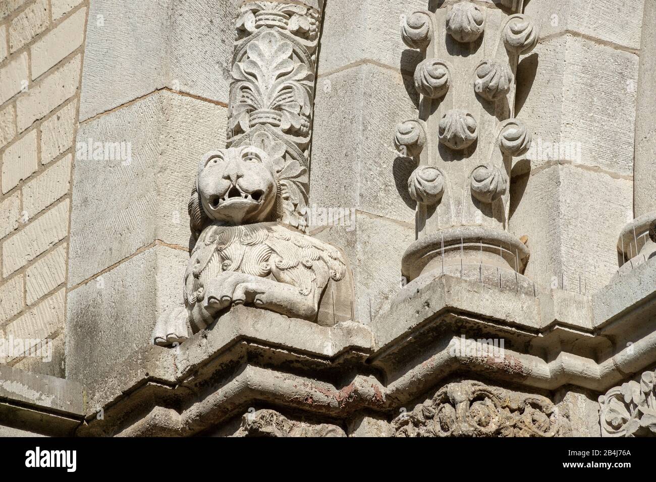 Germania, Nord Reno-Westfalia, Colonia, leone alla base del portale ovest arco della chiesa Groß di San Martino. La chiesa è una delle dodici principali chiese romaniche nel centro di Colonia. Ha un Vierungsturm con 4 torrette d'angolo ed è il punto di riferimento della riva sinistra del panorama della città. Foto Stock