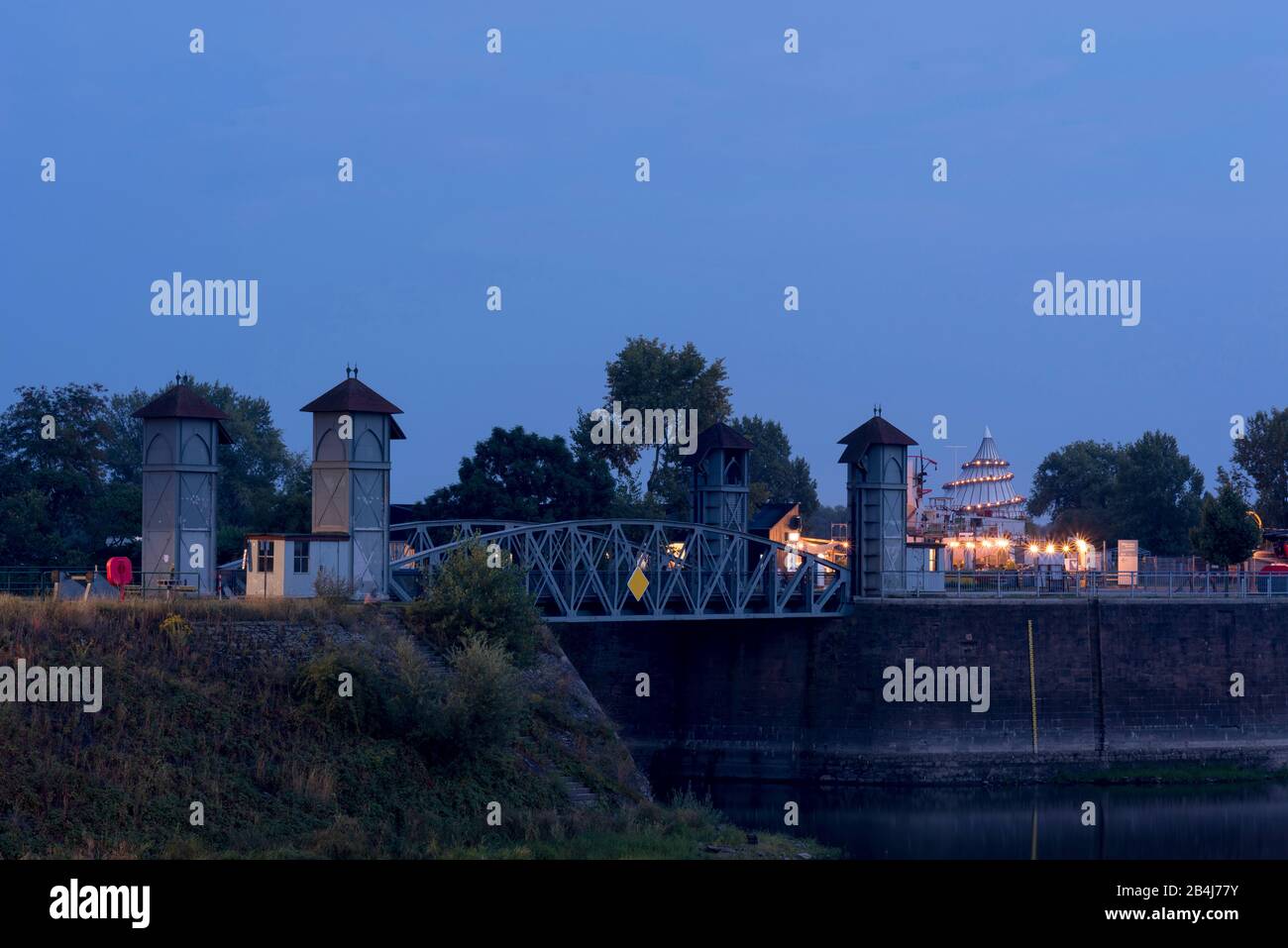 Germania, Sassonia-Anhalt, Magdeburg, storico ponte ascensore all'ora blu, porto commerciale, Millennium Tower sullo sfondo. Foto Stock