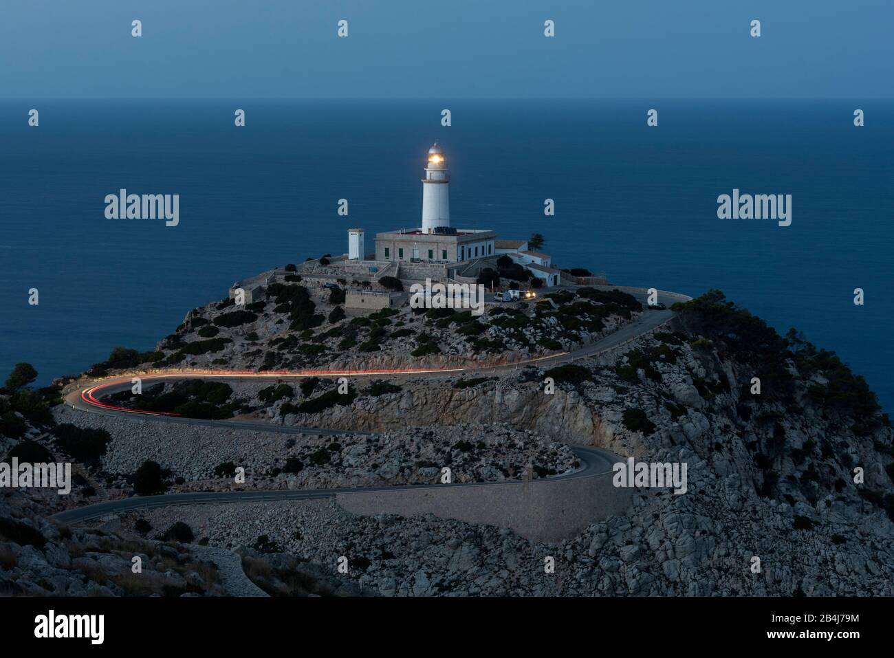 Spagna, Maiorca, Cap Formentor, vista del faro Lontano de Formentor, rocce, mare, serpentine. Foto Stock