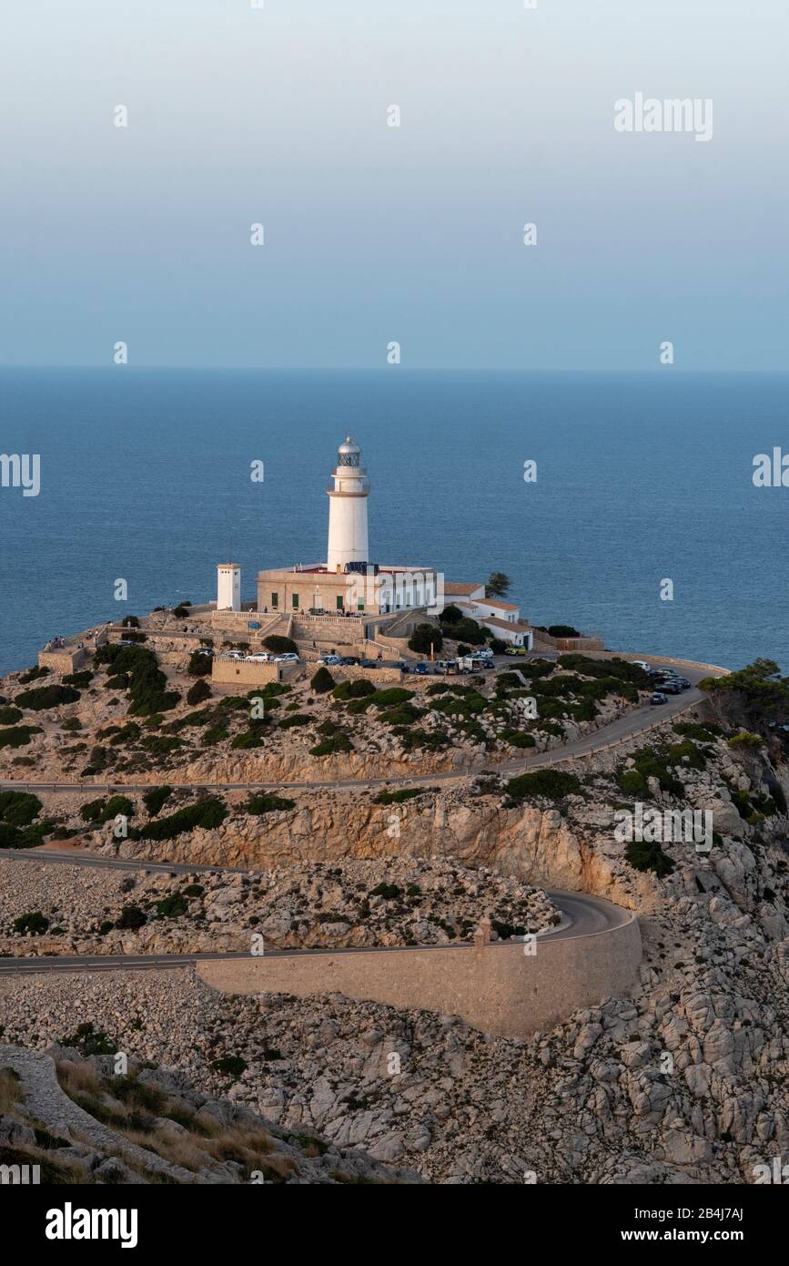 Spagna, Maiorca, Cap Formentor, vista del faro Lontano de Formentor, rocce, mare, serpentine. Foto Stock