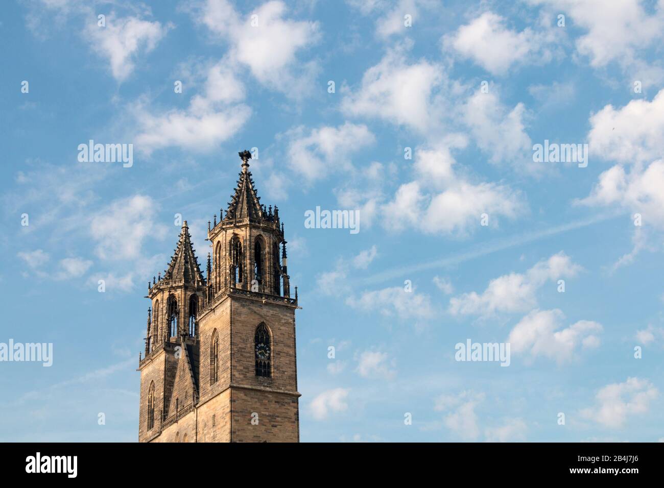 Germania, Sassonia-Anhalt, Magdeburgo, vista delle torri della Cattedrale di Magdeburgo, nuvole bianche nel cielo. Foto Stock