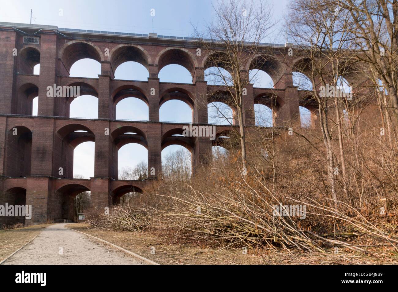 Germania, Sassonia, Mylau, vista sul ponte di Göltzschtal, il ponte di mattoni più lungo del mondo. Foto Stock