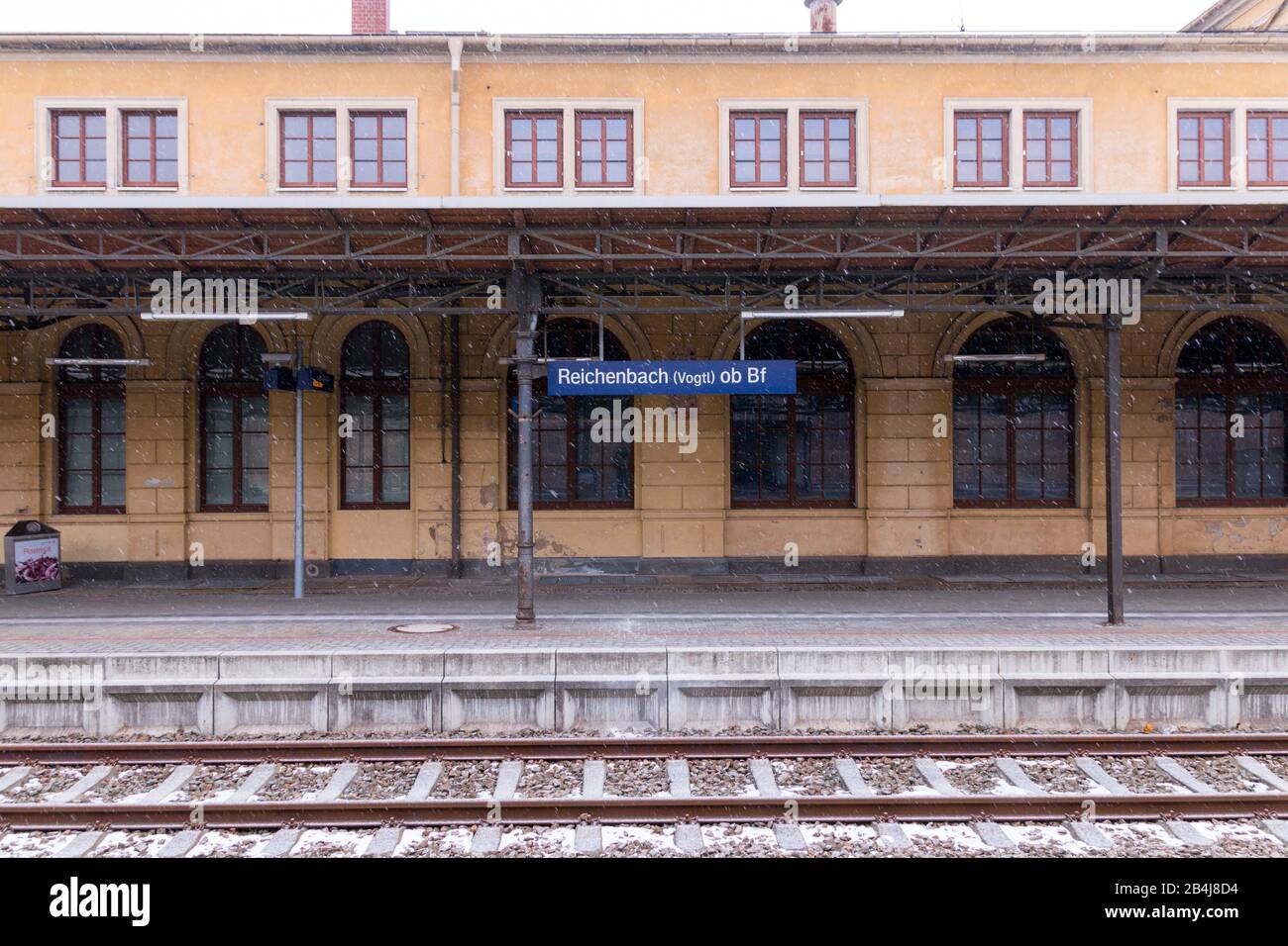 Deutschland, Sachsen, Reichenbach, Schnee fällt auf die Gleise, Bahnhof Reichenbach, Vogtlandkreis. Foto Stock