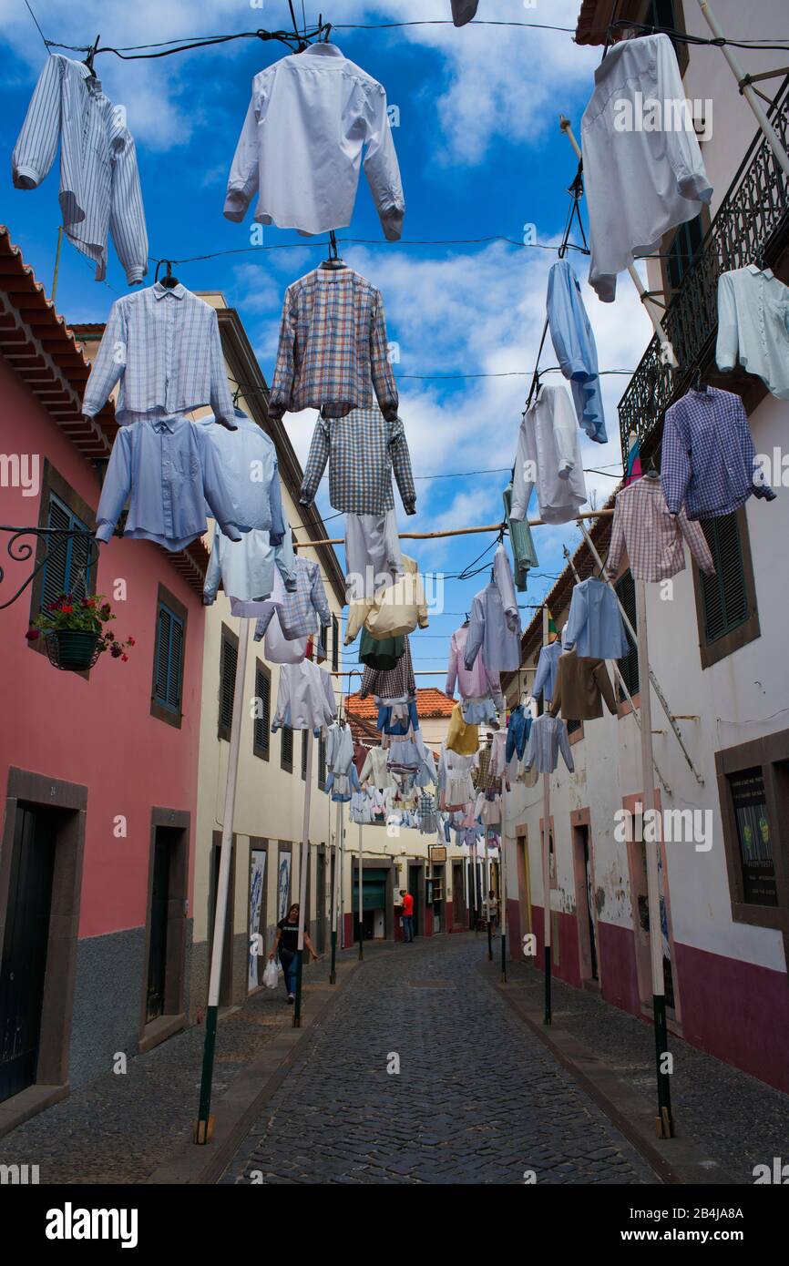 Straßenbeleuchtung aus Wegwerfartikeln wie Hemden, Wäschetrommeln, Fahrrädern, als Kunstinstallation und Protest gegen Klimawandel, Camara de Lobos, i Foto Stock