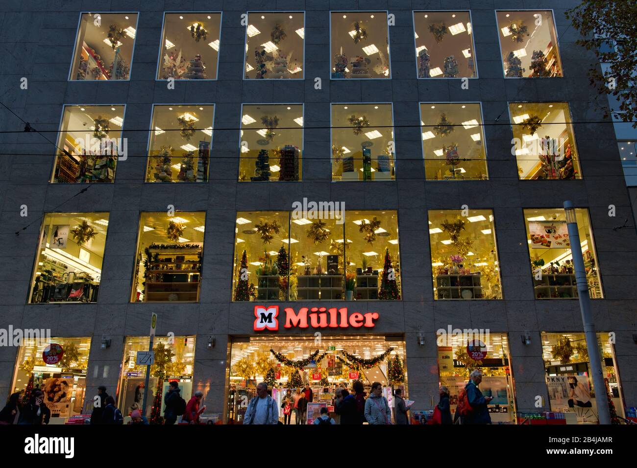 Farmacia Mueller, Decorato Per Natale, Karlsruhe, Baden-Wurttemberg, Germania Foto Stock