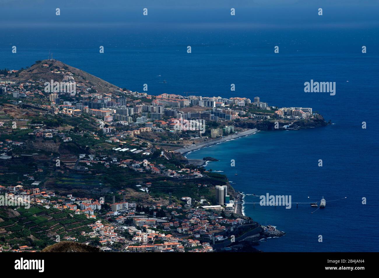 Vista di Funchal dallo Skywalk, piattaforma di osservazione in vetro a 580 m di altitudine sulle scogliere, Cabo Girao, Isola di Madeira, Portogallo Foto Stock