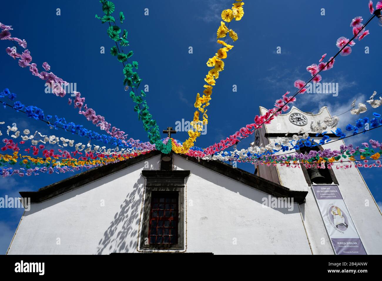 Ghirlande, decorazioni di strada durante il festival, Chiesa Nossa Senhora da EncarnaçÃ£o (Maria dell'Incarnazione), Isola di Madeira, Portogallo Foto Stock