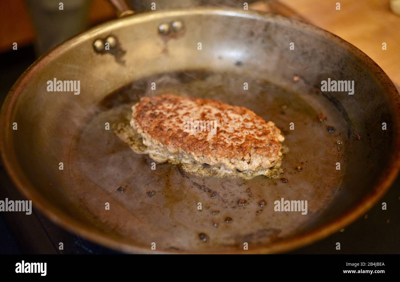 Tortino di maiale fritto, vegano, a base di proteine vegetali (carne finta) per sandwich con Carne Di Maiale Impossibile campionata dai partecipanti al CES, Las Vegas, NV, USA Foto Stock