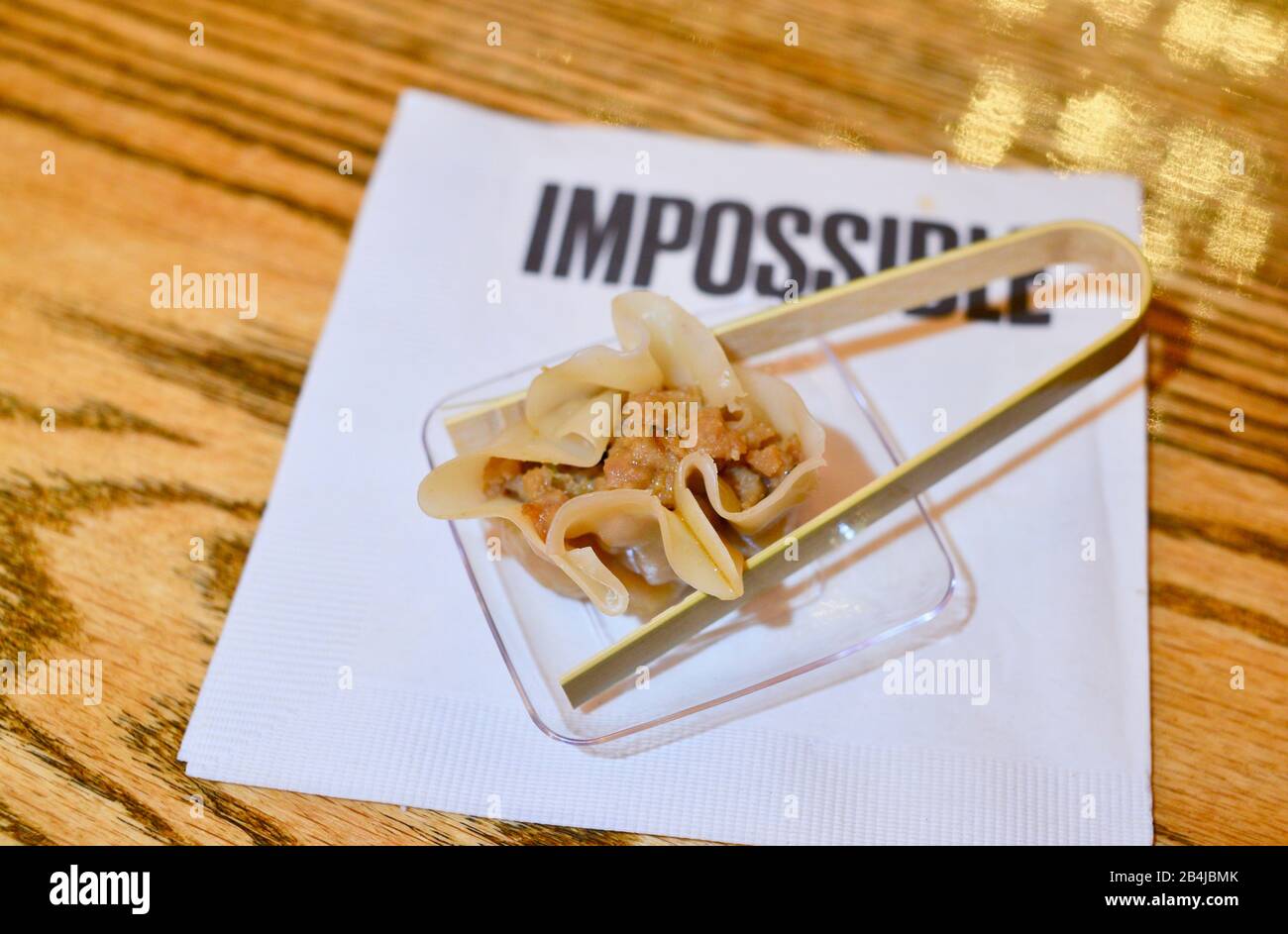 Gnocchi cinesi di Shumai vegan cotti al vapore, a base di proteine vegetali (carne finata), con Maiale Impossibile campionato dai partecipanti al CES, Las Vegas, NV, USA Foto Stock