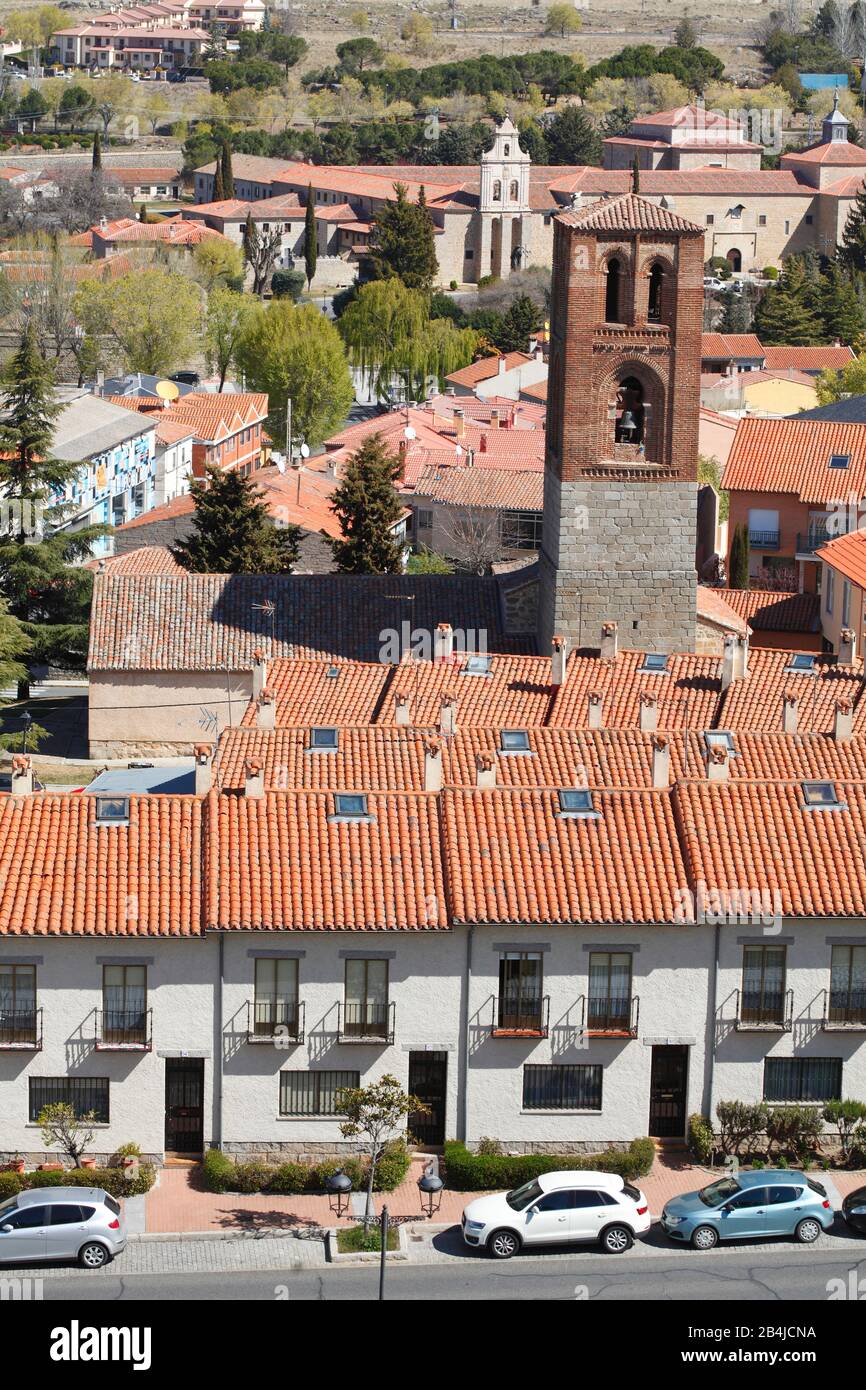 Kirche, Moderne Wohngebäude Und Dächer, Ávila, Kaltilien Und León, Spanien, Europa Foto Stock