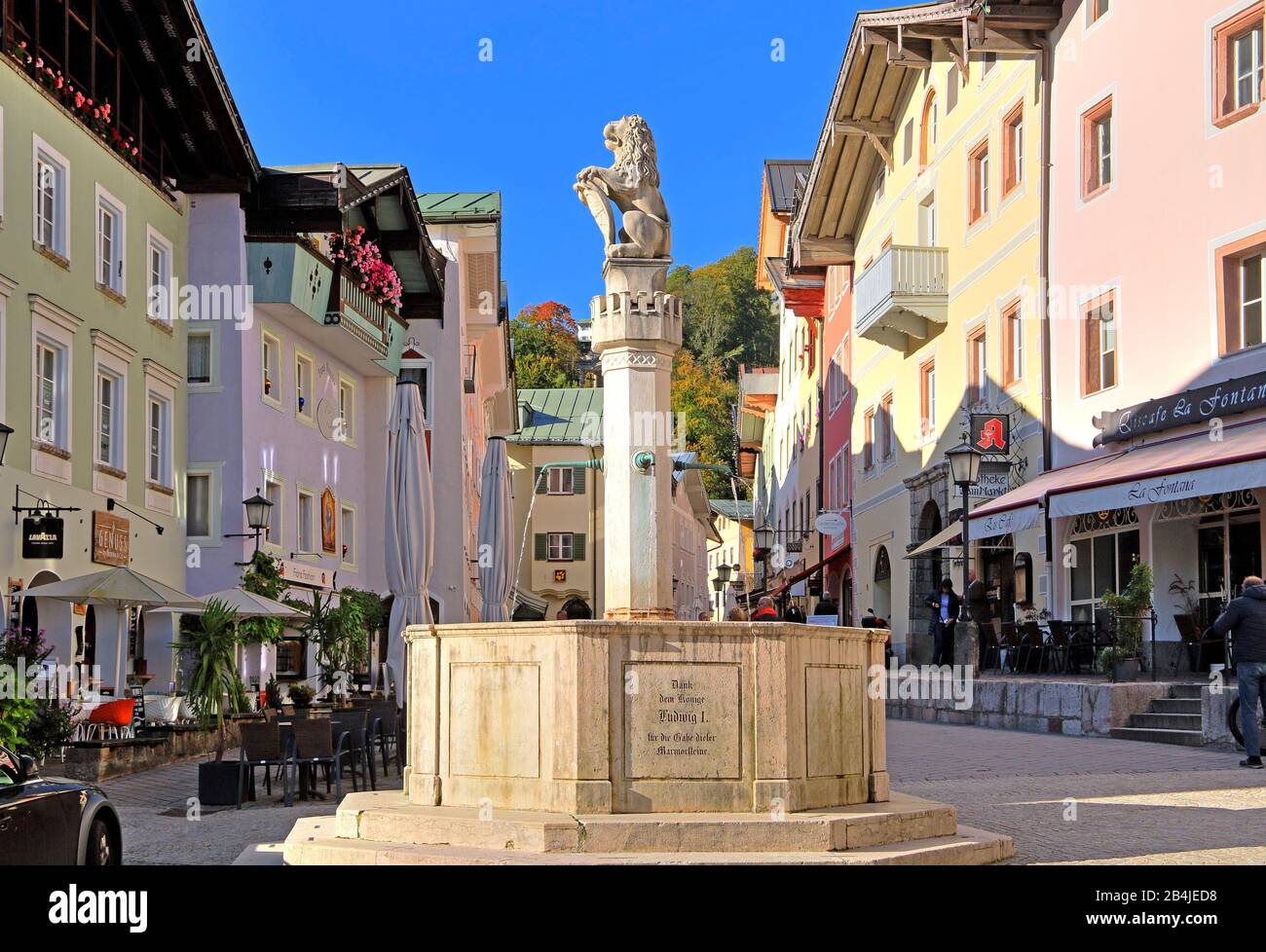 Piazza del mercato al centro con Fontana di marmo, Berchtesgaden, Berchtesgadener Land, alta Baviera, Baviera, Germania Foto Stock