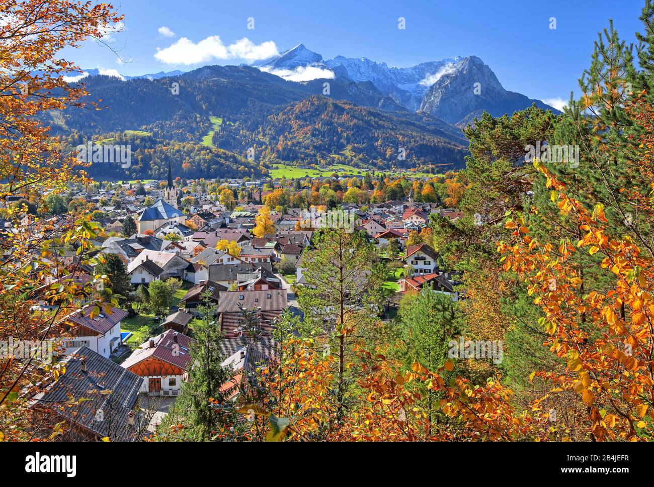 Panoramica del distretto di Partenkirchen contro Zugspitzgruppe (2962m), Garmisch-Partenkirchen, Wetterstein Mountains, Werdenfelser Land, alta Baviera, Baviera, Germania Foto Stock