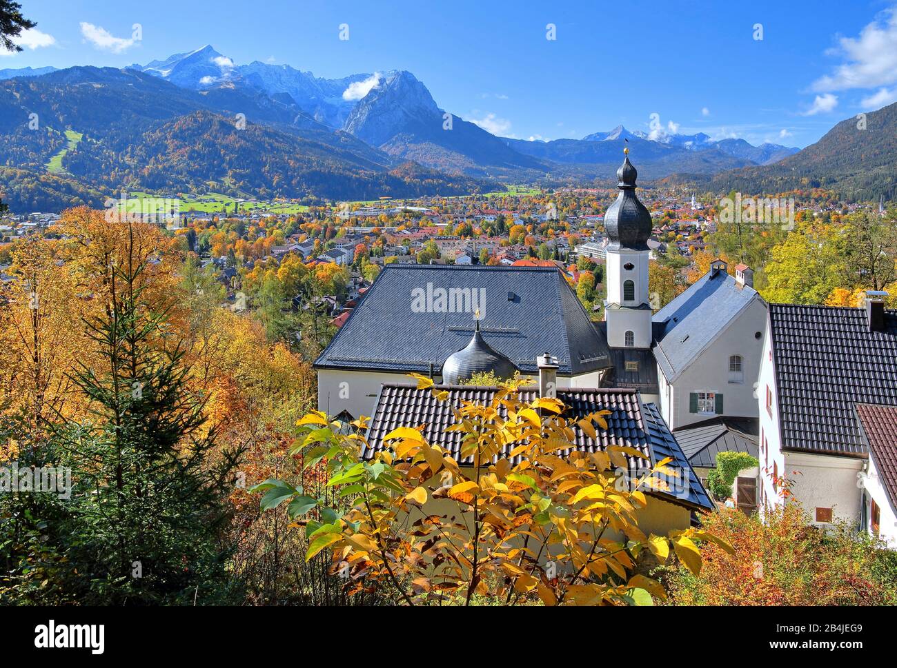 Chiesa di pellegrinaggio San Anton sul distretto di Partenkirchen contro Zugspitzgruppe (2962m), Garmisch-Partenkirchen, Wetterstein Mountains, Werdenfelser Land, alta Baviera, Baviera, Germania Foto Stock