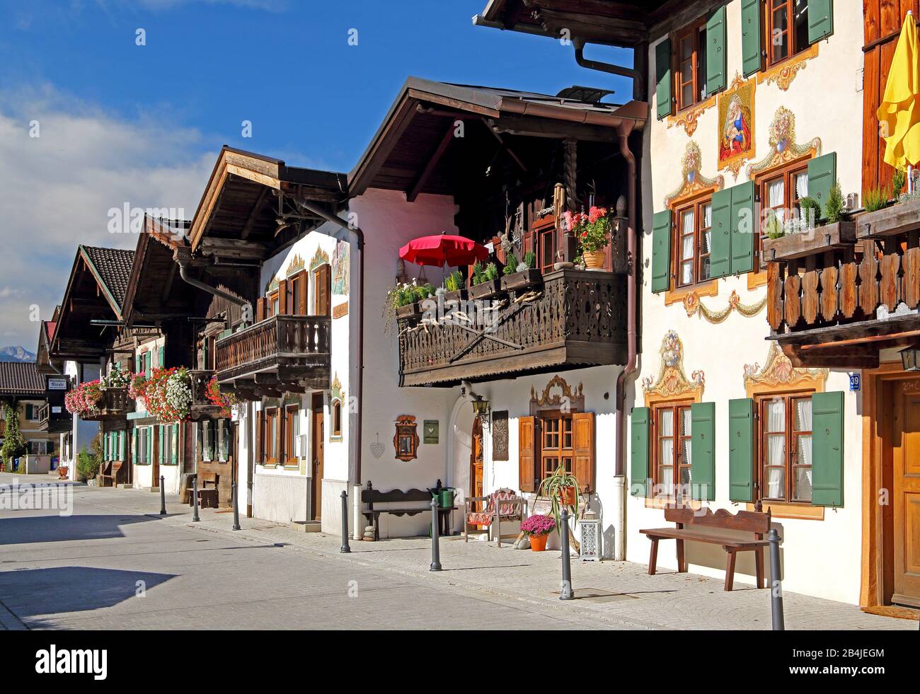 Ville tradizionali dell'alta Baviera con balconi fioriti, Garmisch-Partenkirchen, Werdenfelser Land, alta Baviera, Baviera, Germania Foto Stock