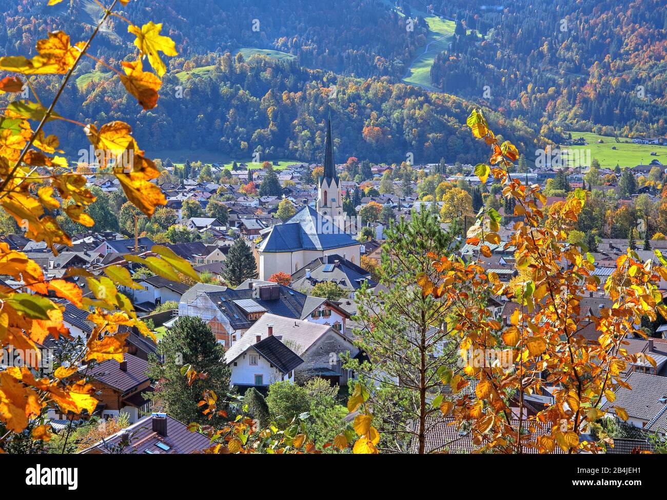 Vista sul quartiere Partenkirchen con la chiesa parrocchiale, Garmisch-Partenkirchen, Werdenfelser Land, alta Baviera, Baviera, Germania Foto Stock