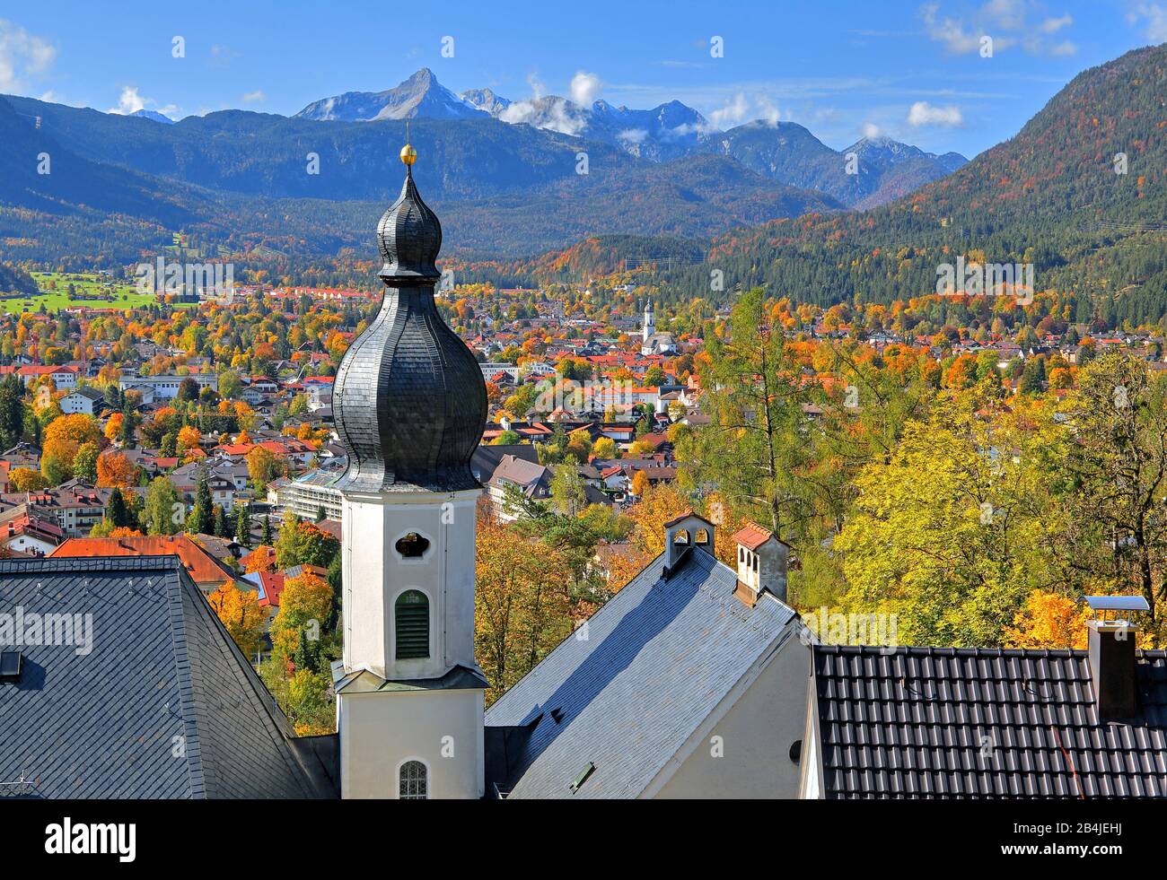 Torre della chiesa di pellegrinaggio San Anton sul distretto di Partenkirchen contro il Daniel (2340m) delle Alpi Ammergau, Garmisch-Partenkirchen, Werdenfelser Land, alta Baviera, Baviera, Germania Foto Stock