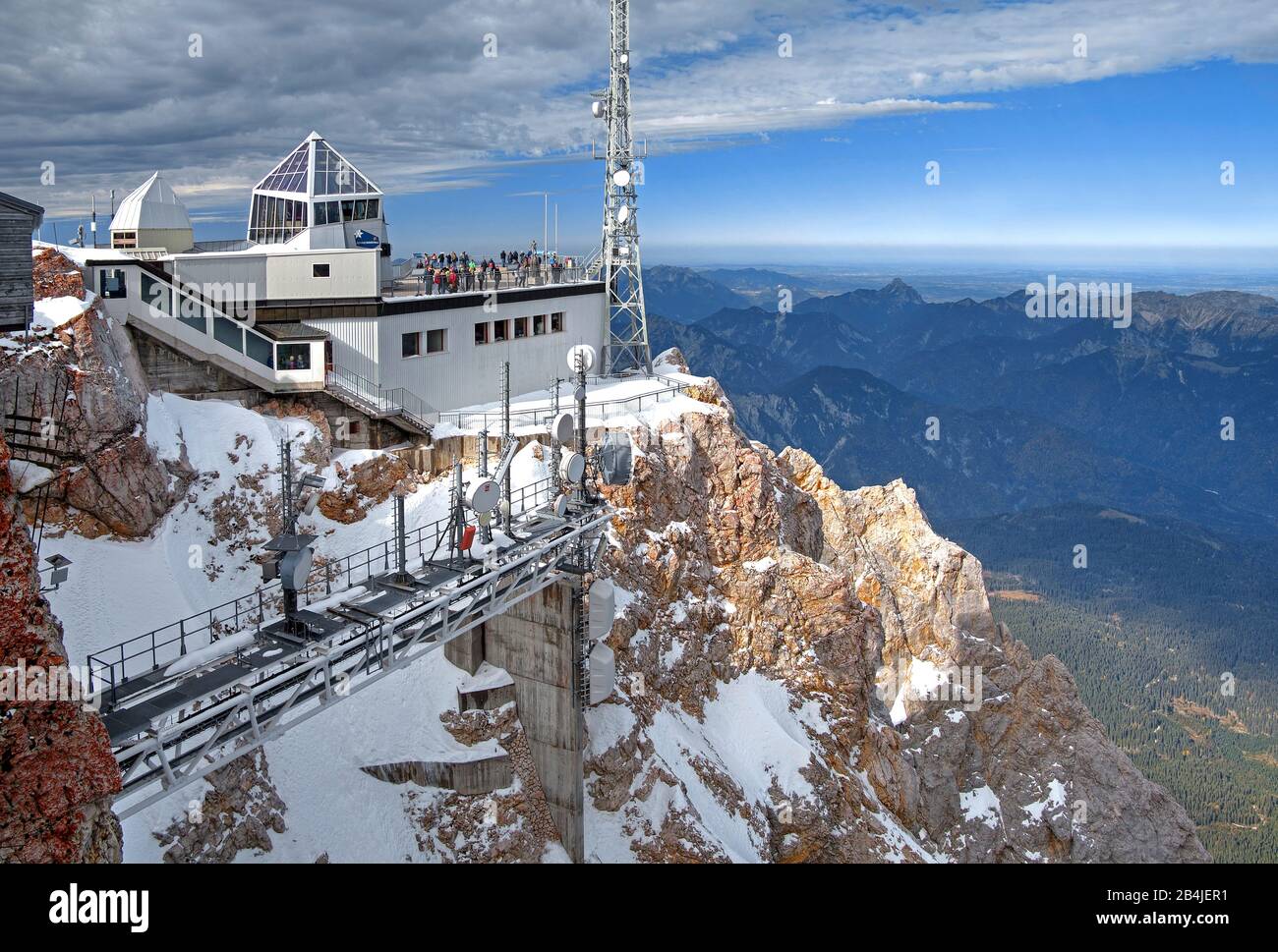 Edifici e terrazza sul lato austriaco del Gpf della Zugspitze (2962m), Ehrwald, Wetterstein montagne, Tirolo, Austria Foto Stock