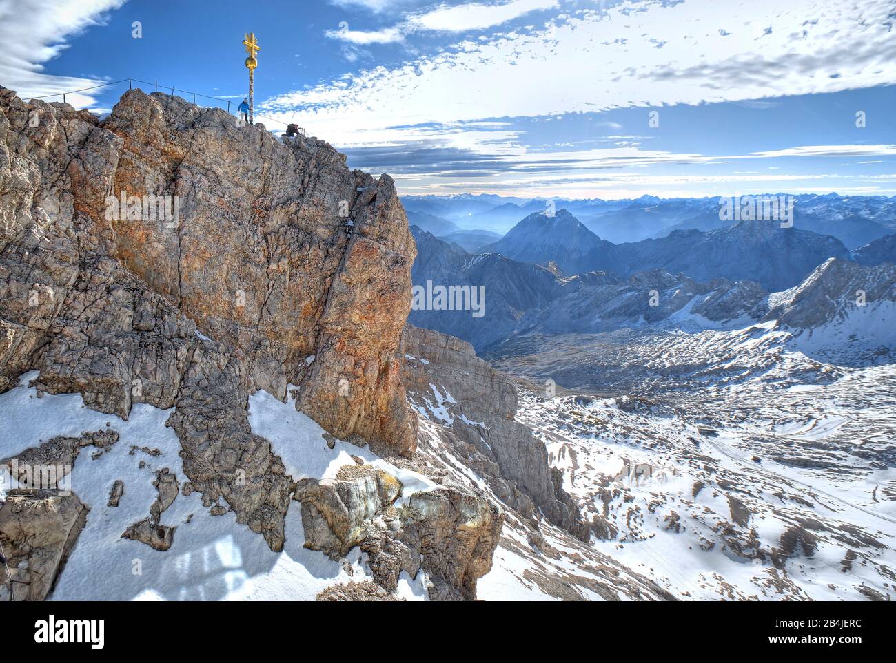 Vertice dello Zugspitze (2962m) con croce sommitale, Grainau, Wetterstein Mountains, Werdenfelser Land, alta Baviera, Baviera, Germania Foto Stock