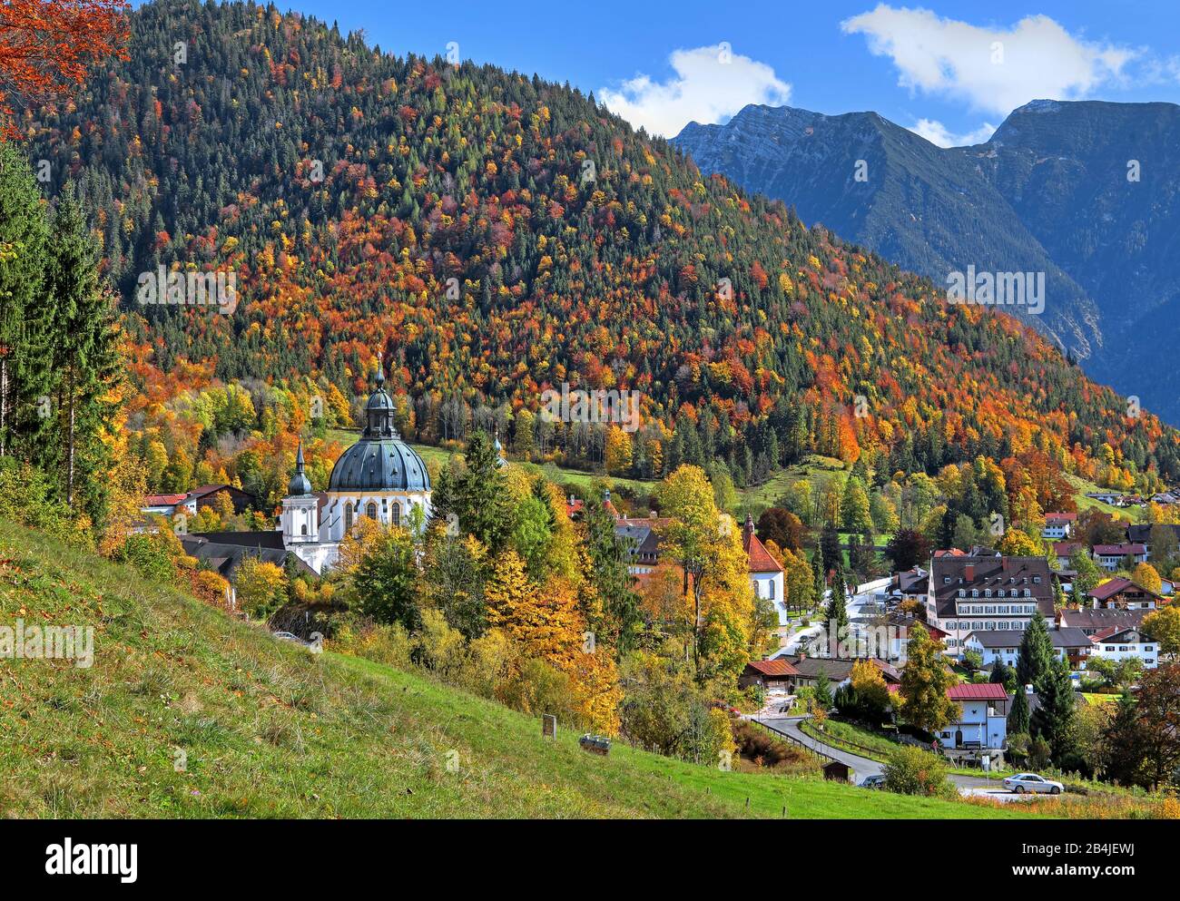 Paesaggio Autunnale Con Abbazia Di Ettal, Ettal, Parco Naturale Ammergauer Alpen, Alta Baviera, Baviera, Germania Foto Stock