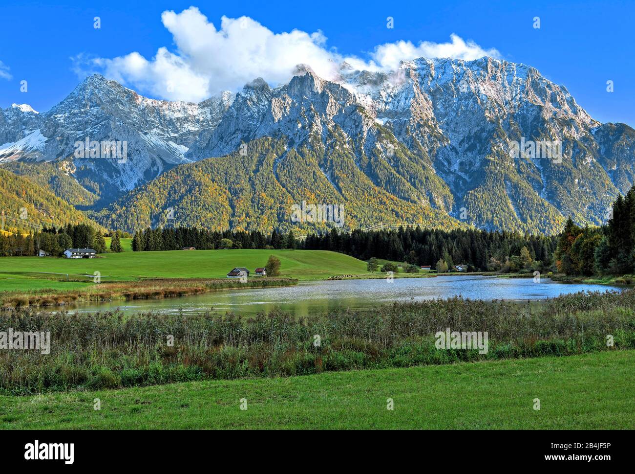 Schmalensee contro il Karwendelgebirge (2430m) vicino Mittenwald, Werdenfelser Land, alta Baviera, Baviera, Germania Foto Stock
