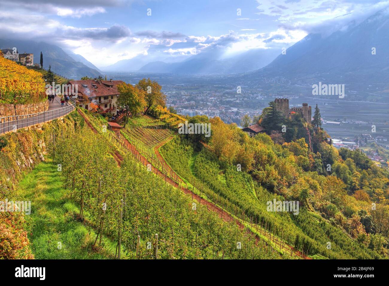 Passeggiata in paese con Brunnenburg e vista sulla Valle dell'Adige, Tirolo, Burggrafenamt, Alto Adige, Italia Foto Stock