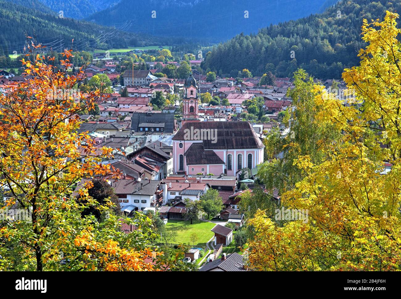 Vista sul centro città con chiesa parrocchiale, Mittenwald, Isartal, Werdenfelser Land, alta Baviera, Baviera, Germania Foto Stock
