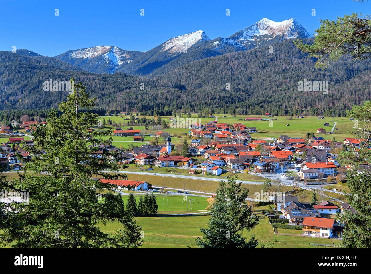 Panorama del villaggio con chiesa parrocchiale, Krün, Isartal, Werdenfelser Land, alta Baviera, Baviera, Germania Foto Stock