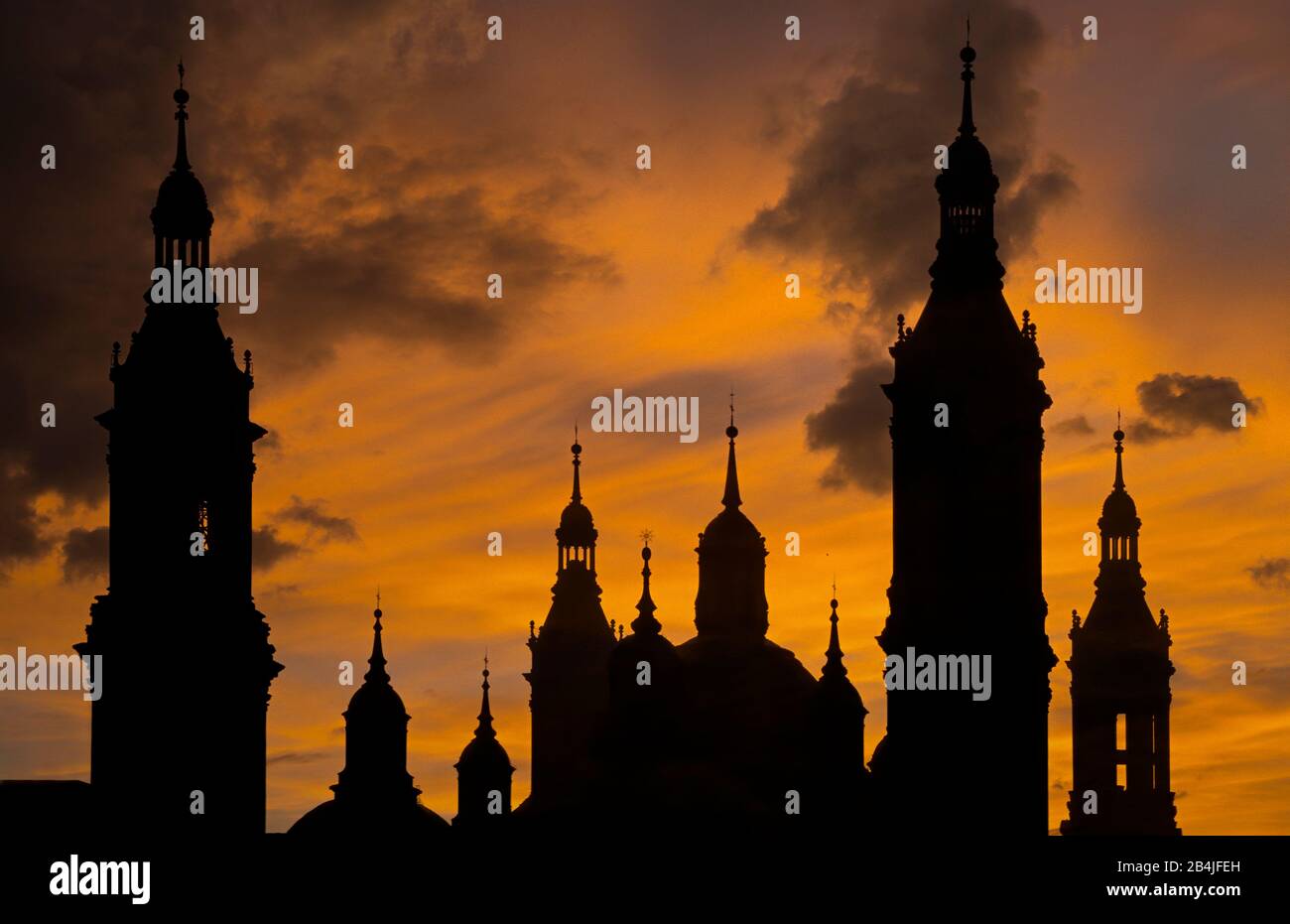 Silhouette delle Torri dalla Basilica di El Pilar, Saragozza, Spagna Foto Stock