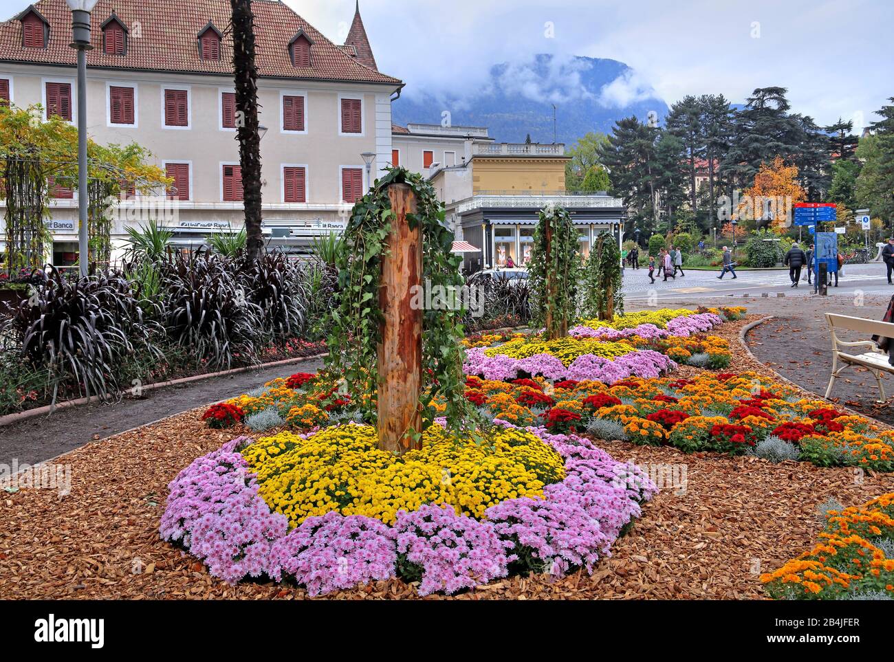 Sconti sui fiori sul lungomare termale, Merano, Burggrafenamt, Alto Adige, Italia Foto Stock