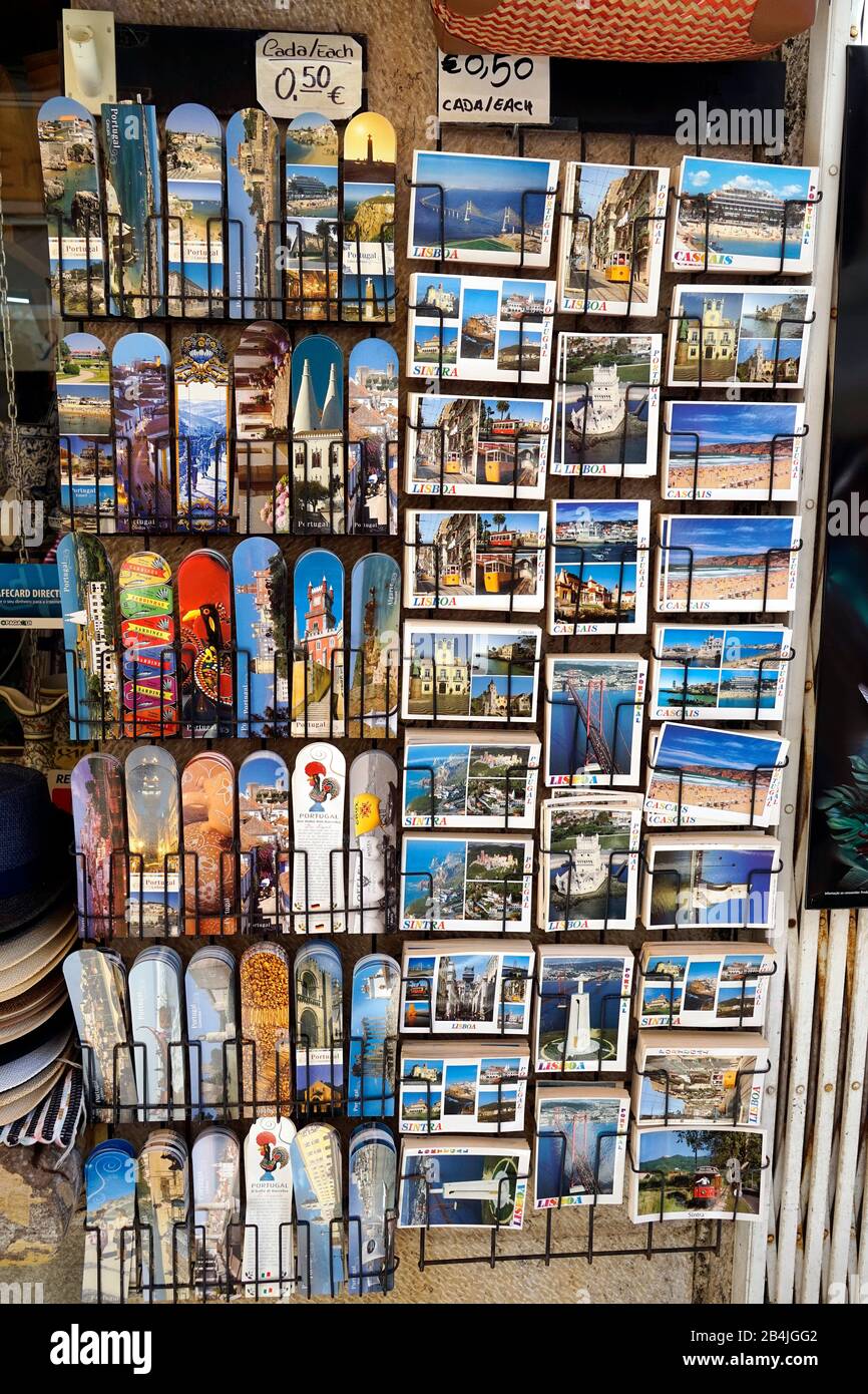 Europa, Portogallo, regione di Lisbona, Sintra, centro, negozio, stand con cartoline Foto Stock