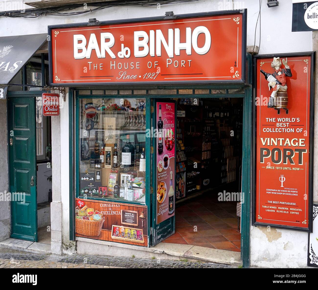 Europa, Portogallo, regione di Lisbona, Sintra, centro città, negozio di vino porto, fuori, negozio finestra Foto Stock