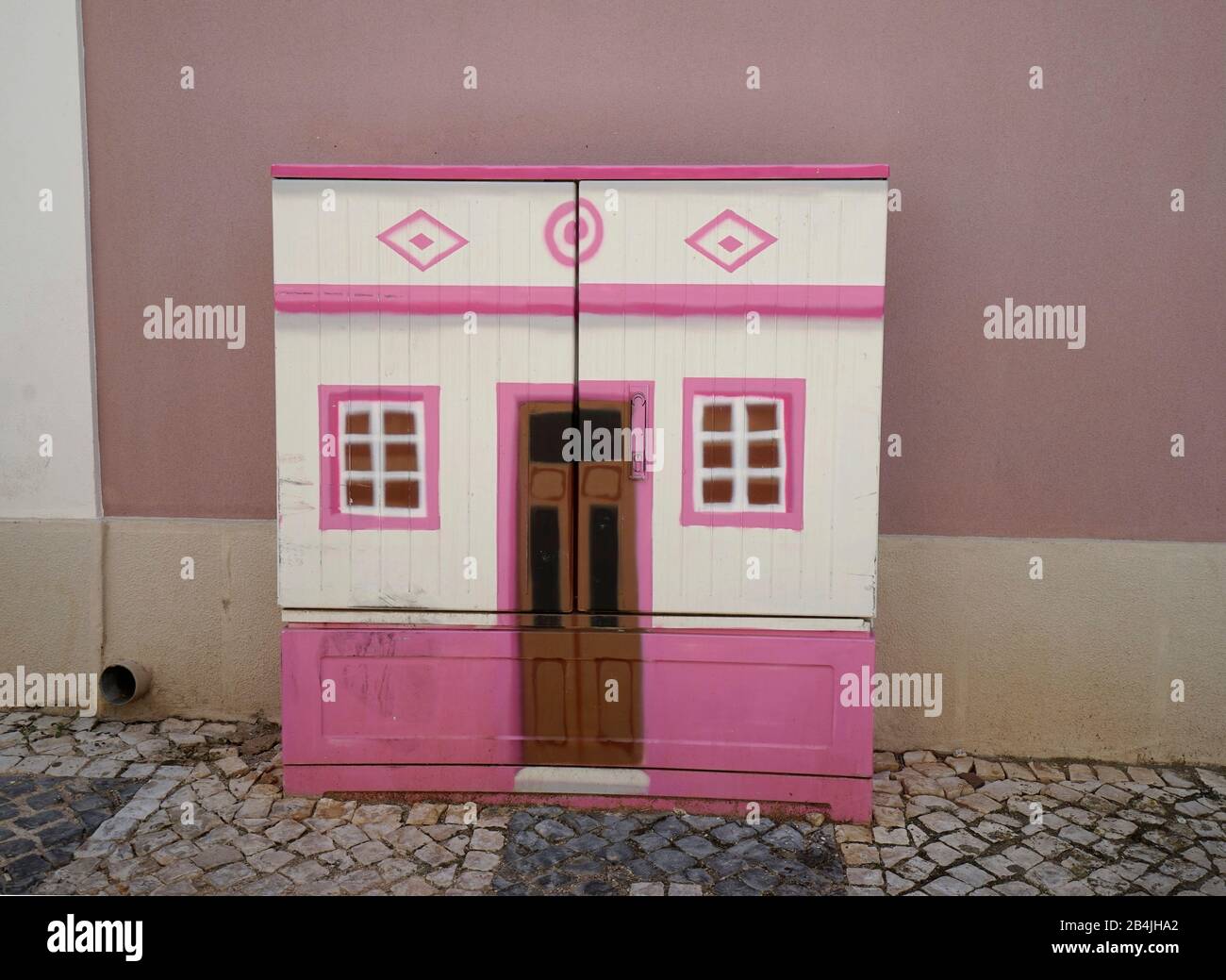 Europa, Portogallo, regione dell'Algarve, Silves, scatola elettrica colorata dipinta su una parete della casa a Silves Foto Stock