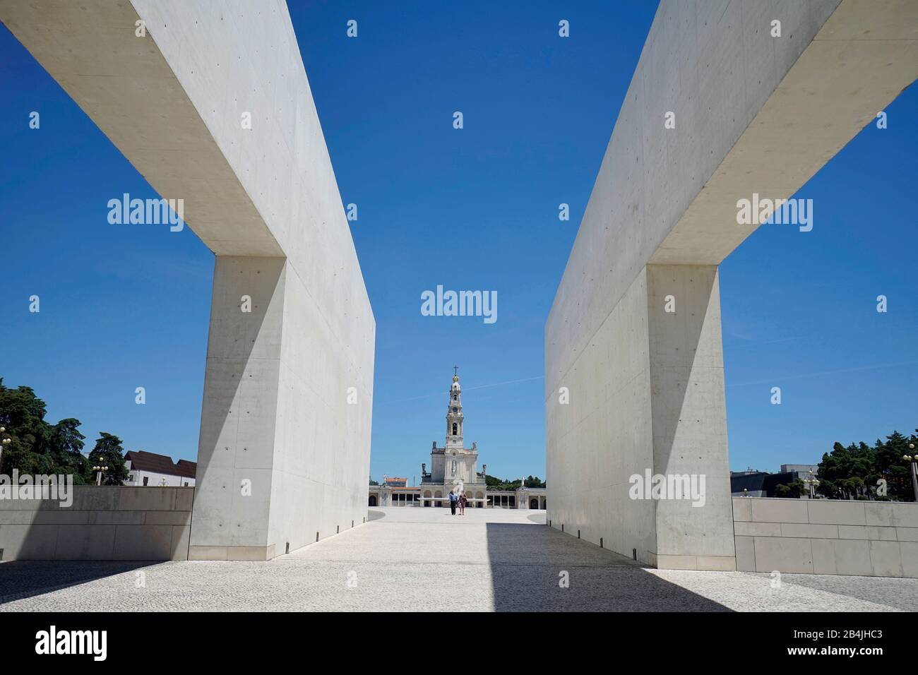 Europa, Portogallo, Regione Centro, Fatima, Igreja da Santissima Trindade, Chiesa della Santissima Trinità, dall'ingresso alla Basilica Antiga, Basilica del Rosario Foto Stock