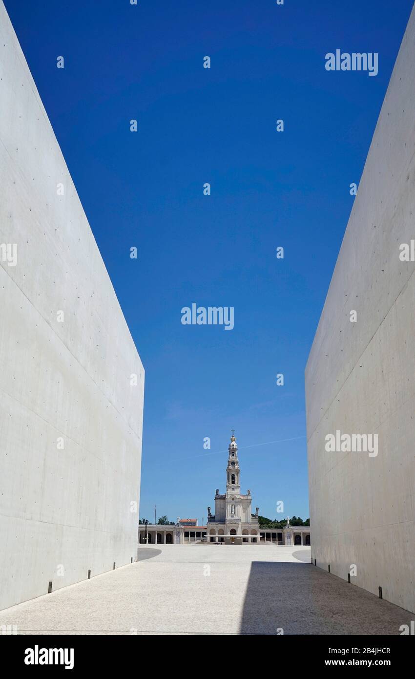 Europa, Portogallo, Regione Centro, Fatima, Igreja da Santissima Trindade, Chiesa della Santissima Trinità, dall'ingresso alla Basilica Antiga, Basilica del Rosario Foto Stock